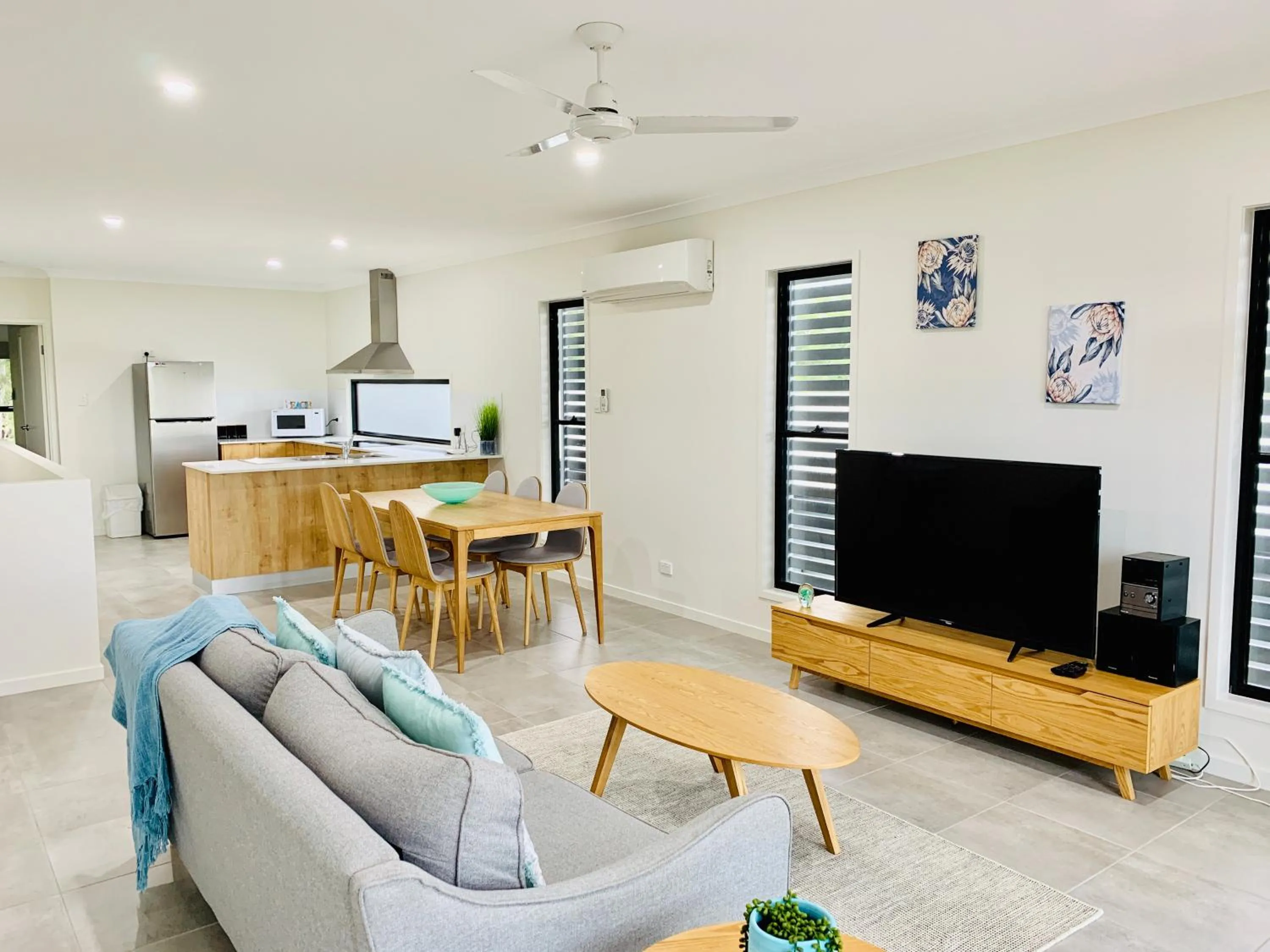 Communal lounge/ TV room in DAYDREAMING Airlie Beach, Water views & only 200m to boardwalk.