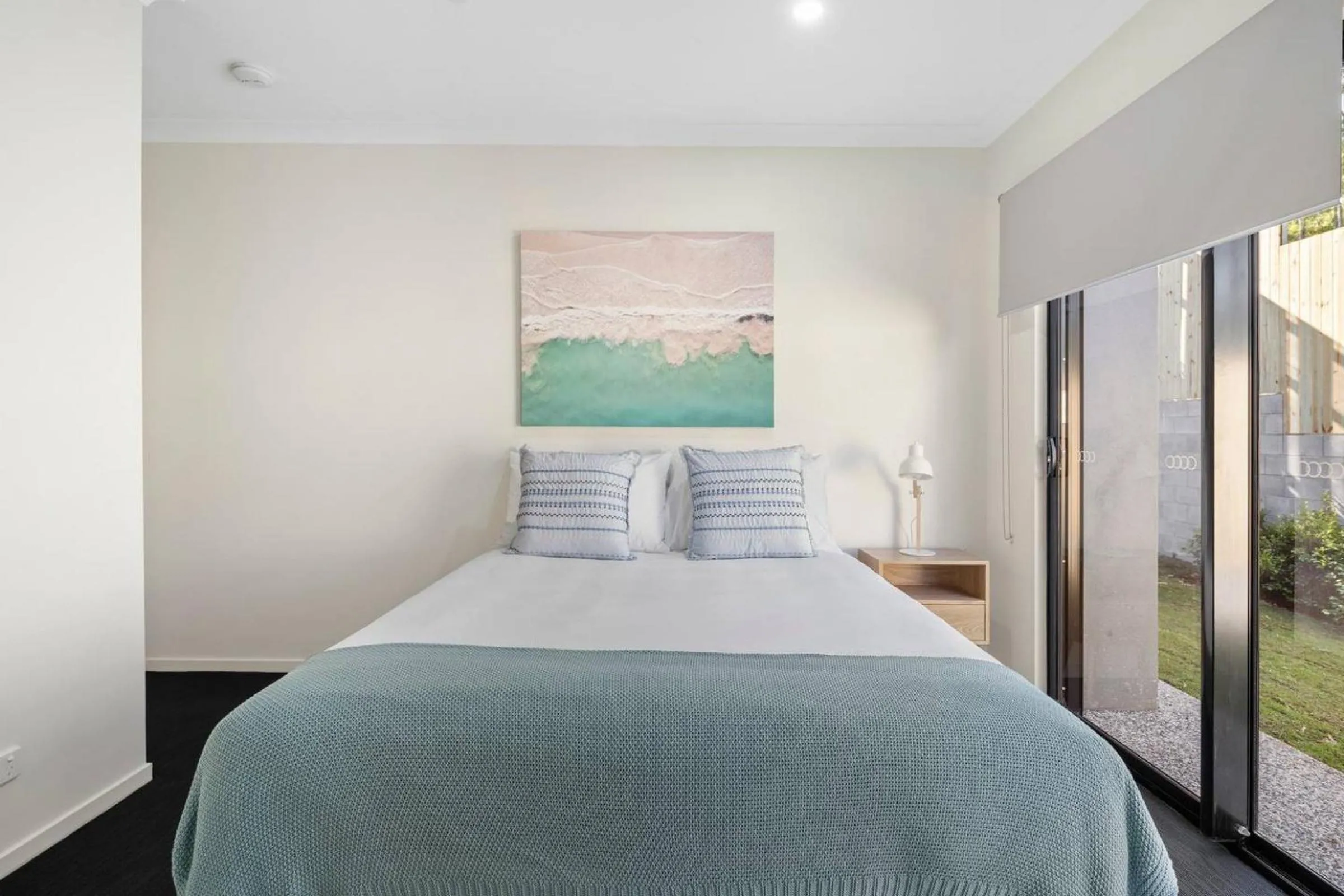 Bed in DAYDREAMING Airlie Beach, Water views & only 200m to boardwalk.