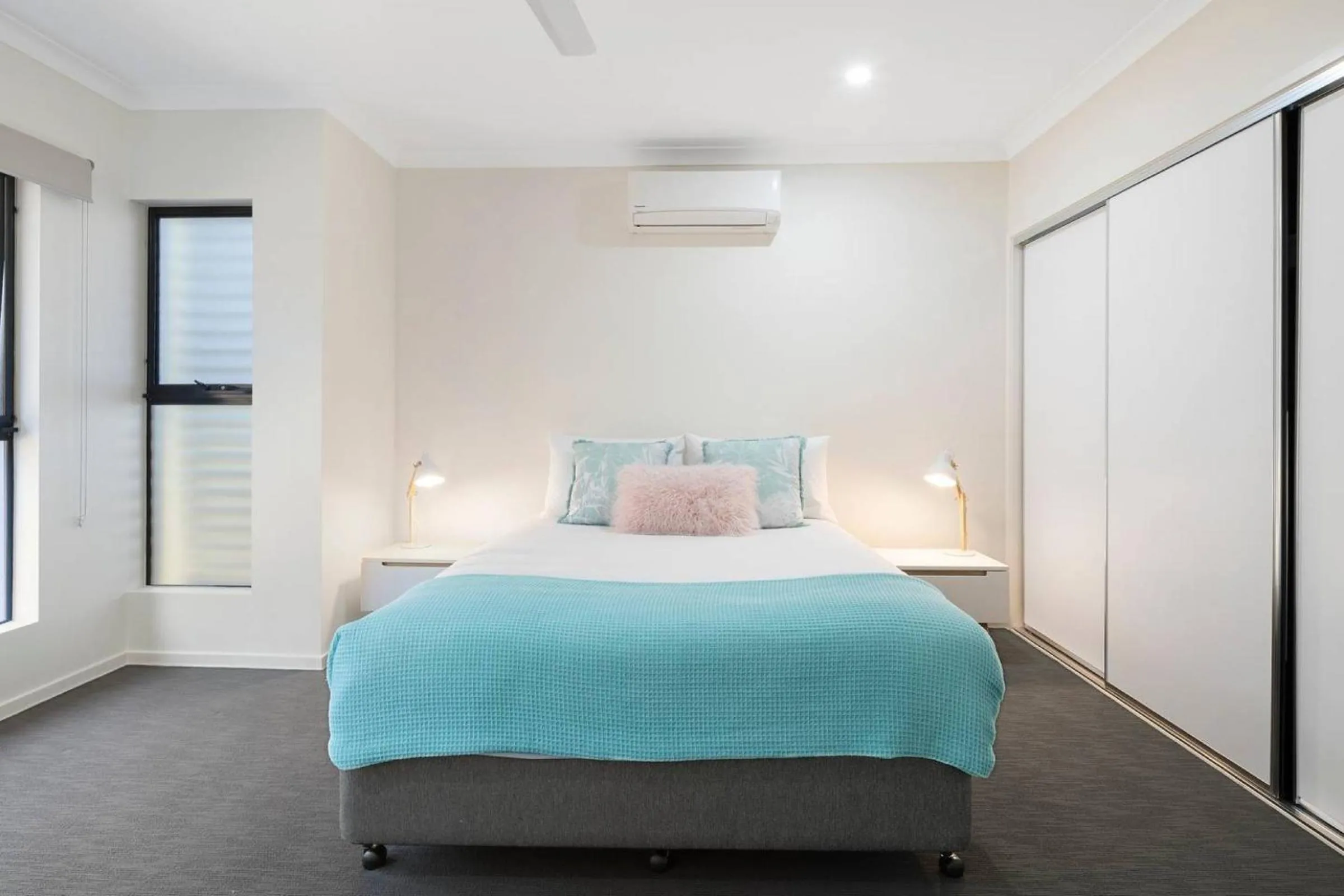 Bed in DAYDREAMING Airlie Beach, Water views & only 200m to boardwalk.