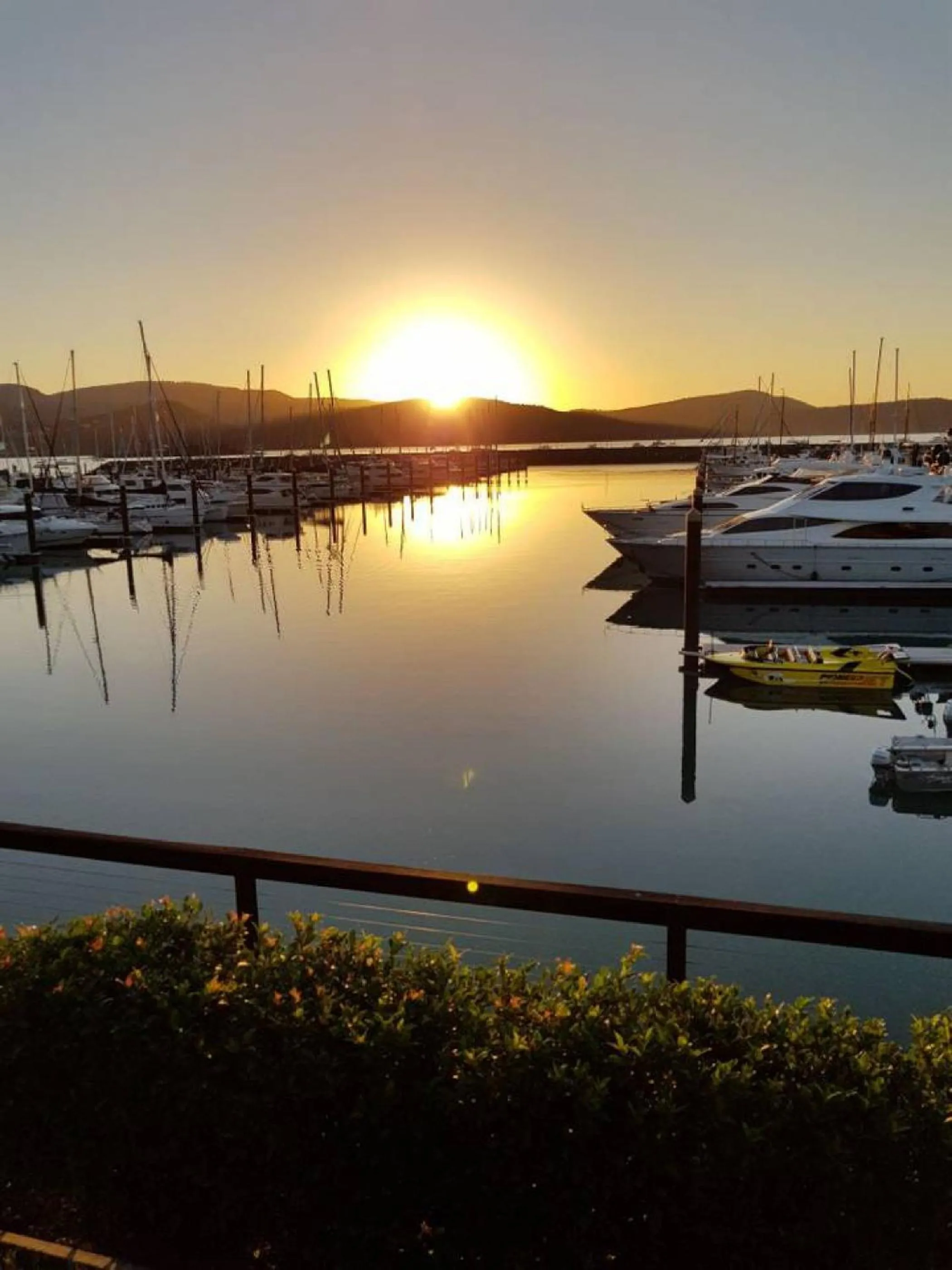Sunset in DAYDREAMING Airlie Beach, Water views & only 200m to boardwalk.