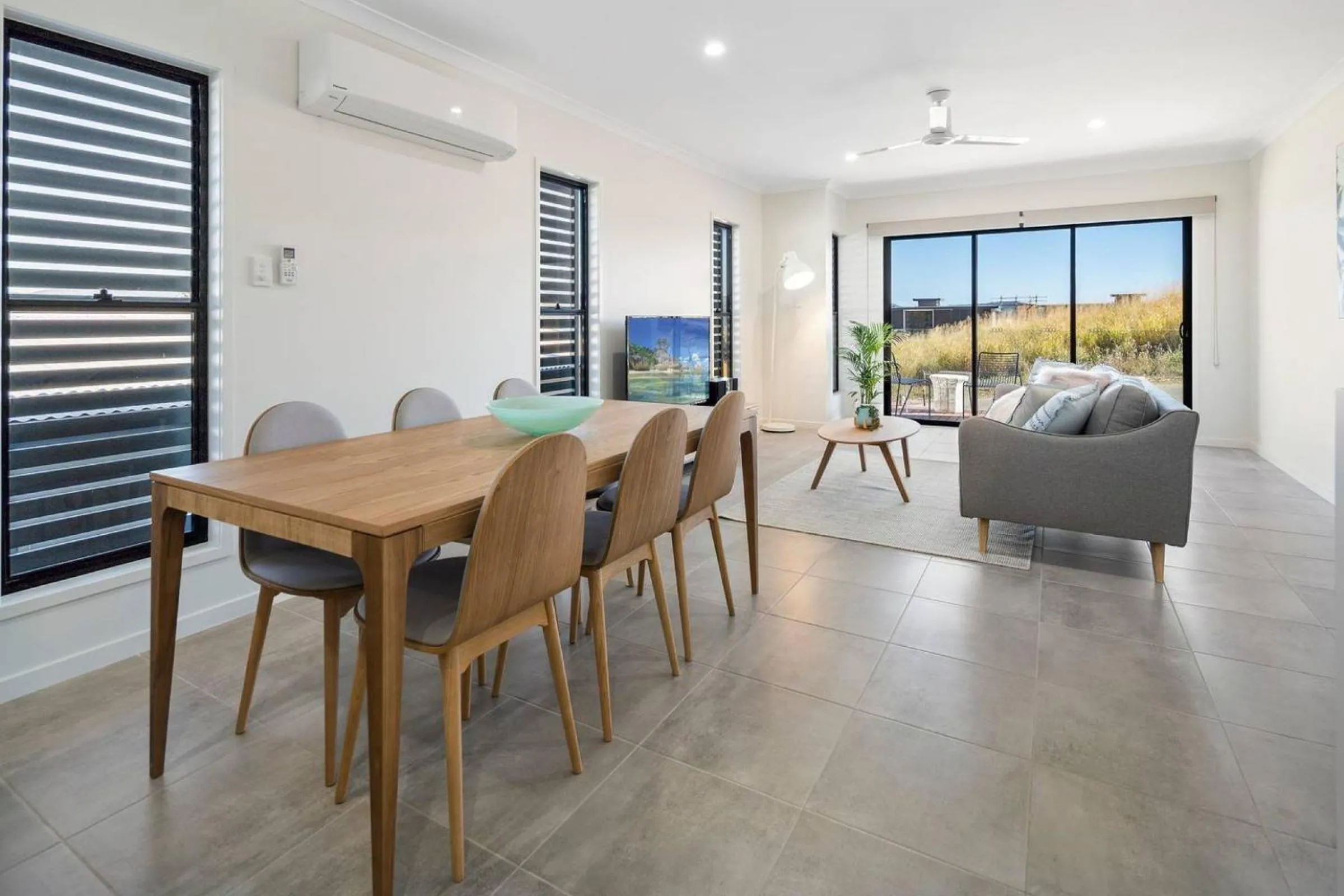 Dining area, Bed in DAYDREAMING Airlie Beach, Water views & only 200m to boardwalk.