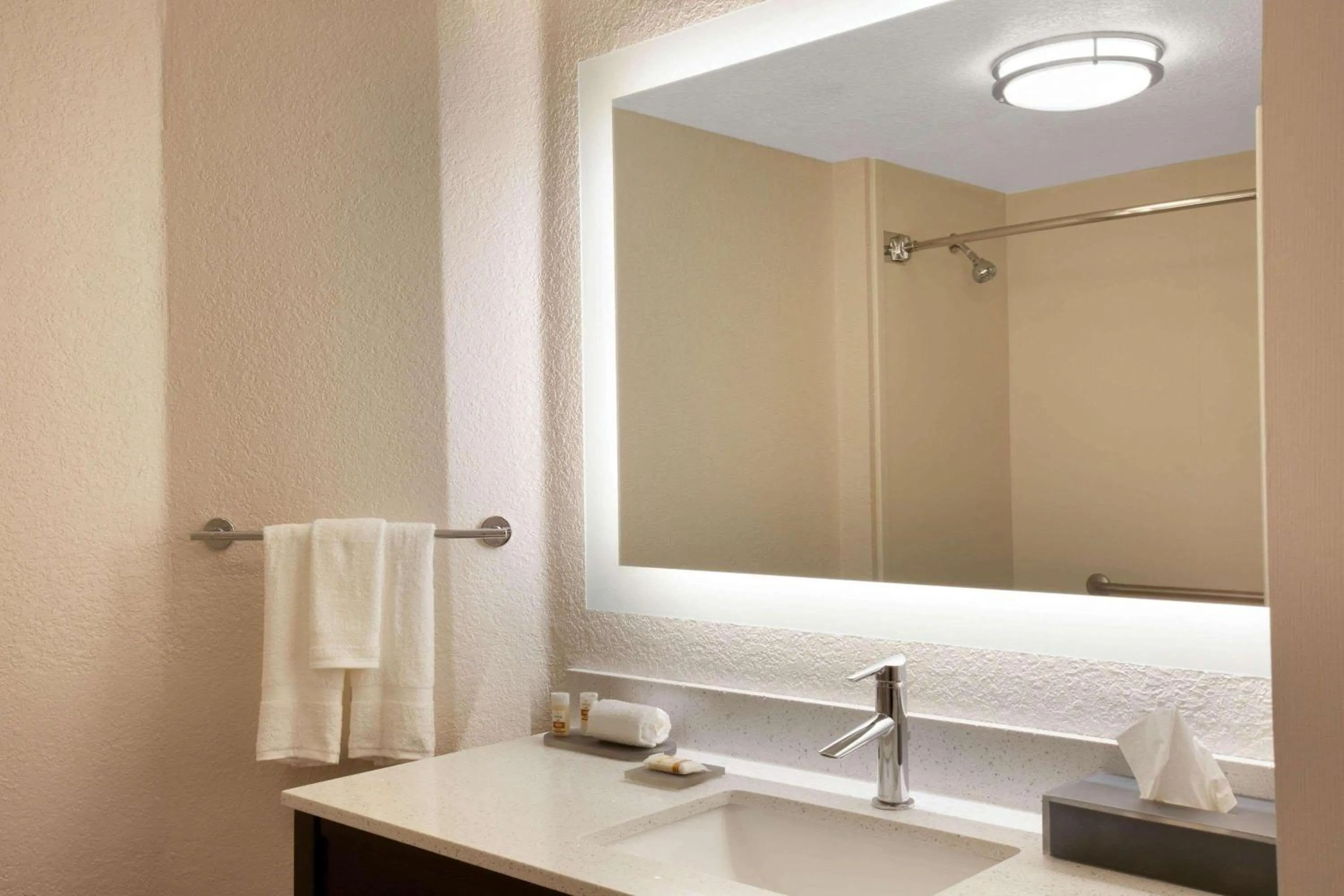 Bathroom in La Quinta by Wyndham Miami Airport West