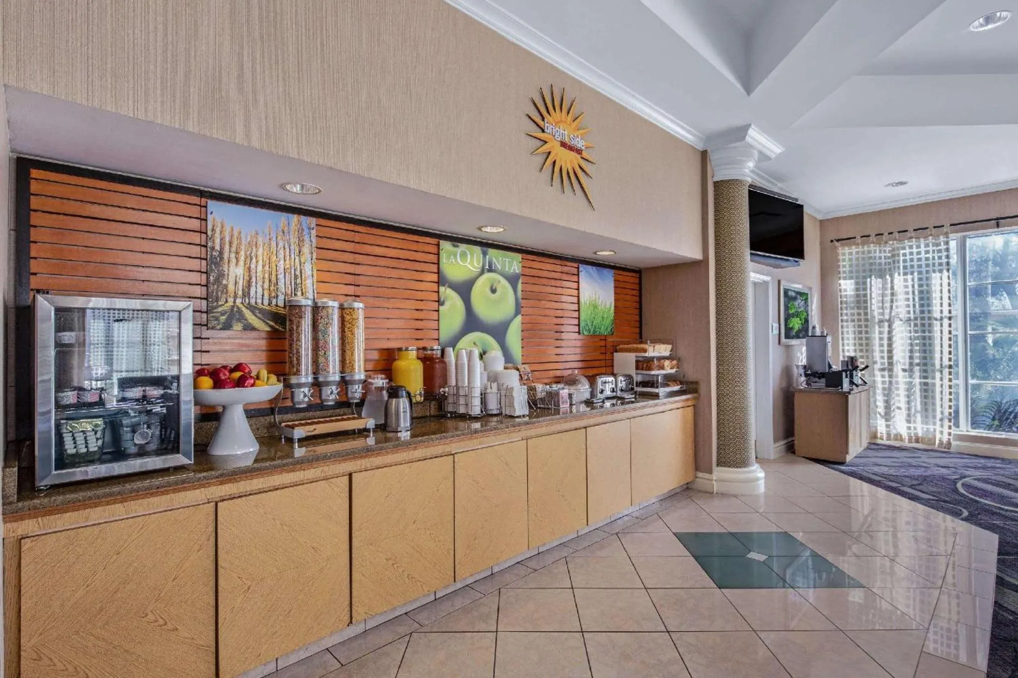 Lobby or reception in La Quinta by Wyndham Miami Airport West