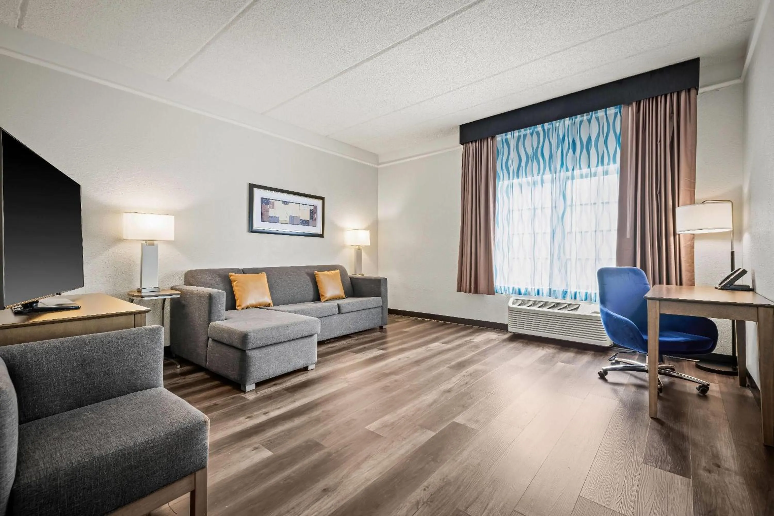 Photo of the whole room in La Quinta by Wyndham Miami Airport West