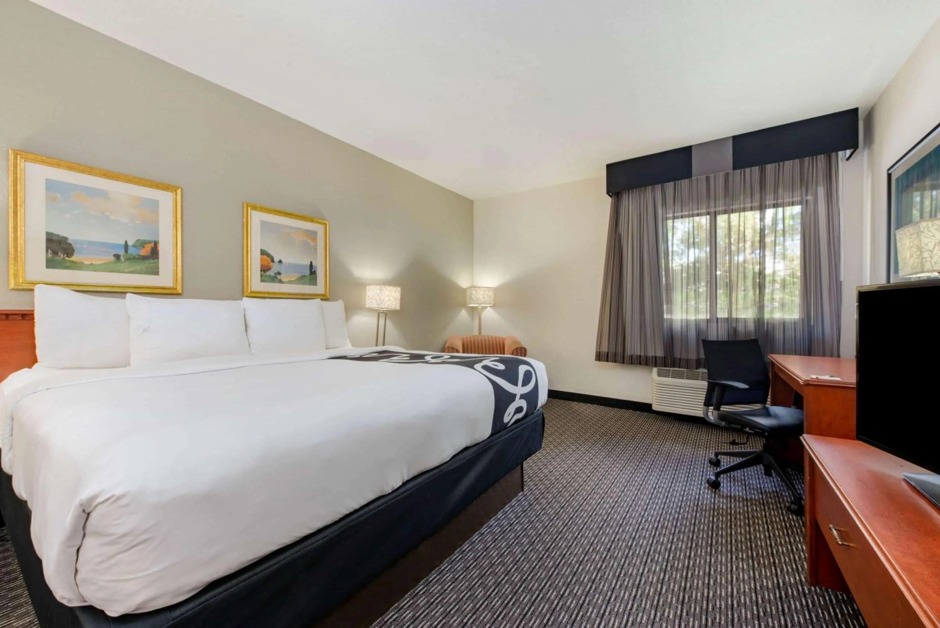 Photo of the whole room, Bed in La Quinta Inn by Wyndham Ft. Lauderdale Tamarac East