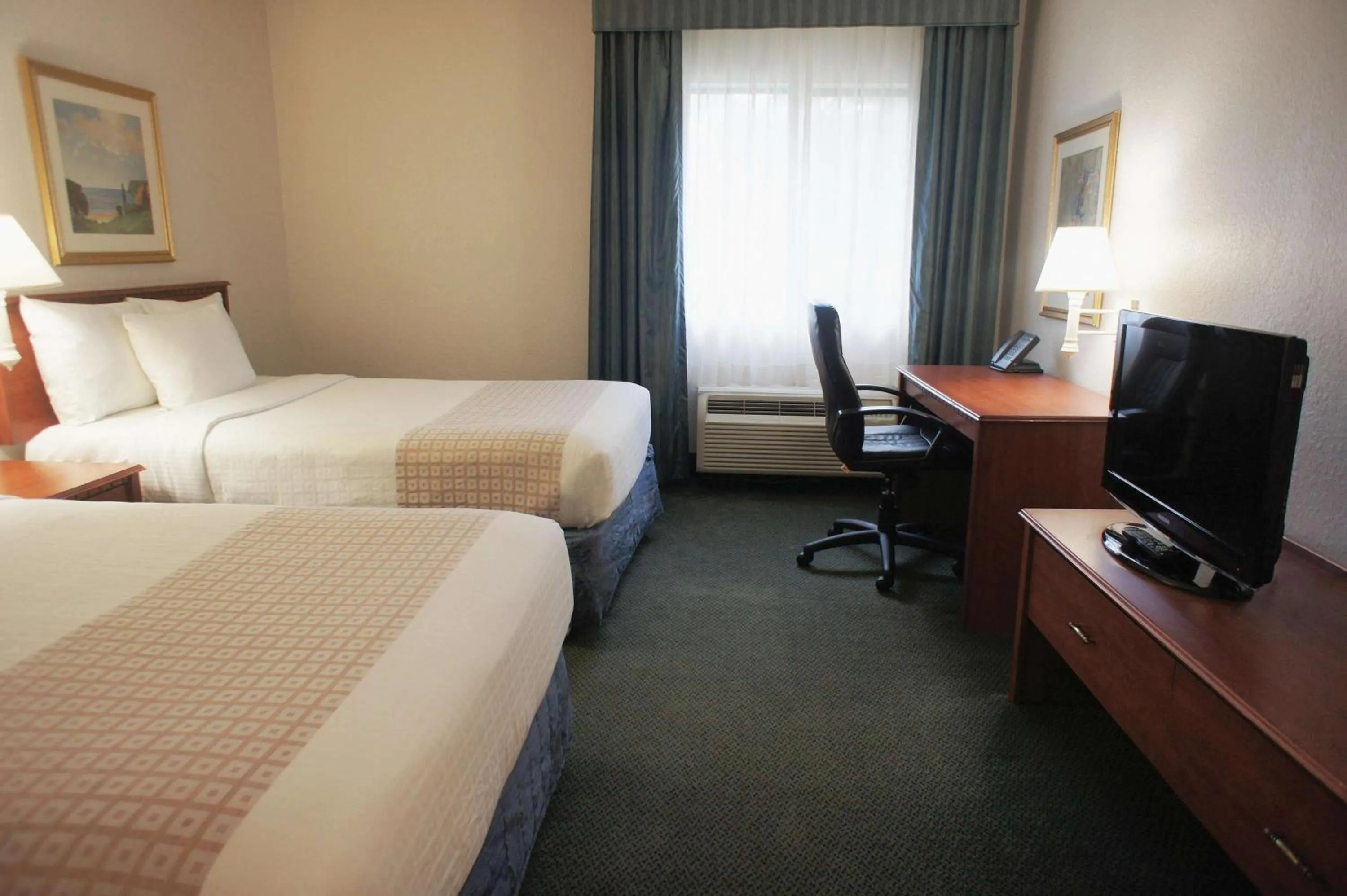 Photo of the whole room, Bed in La Quinta Inn by Wyndham Ft. Lauderdale Tamarac East