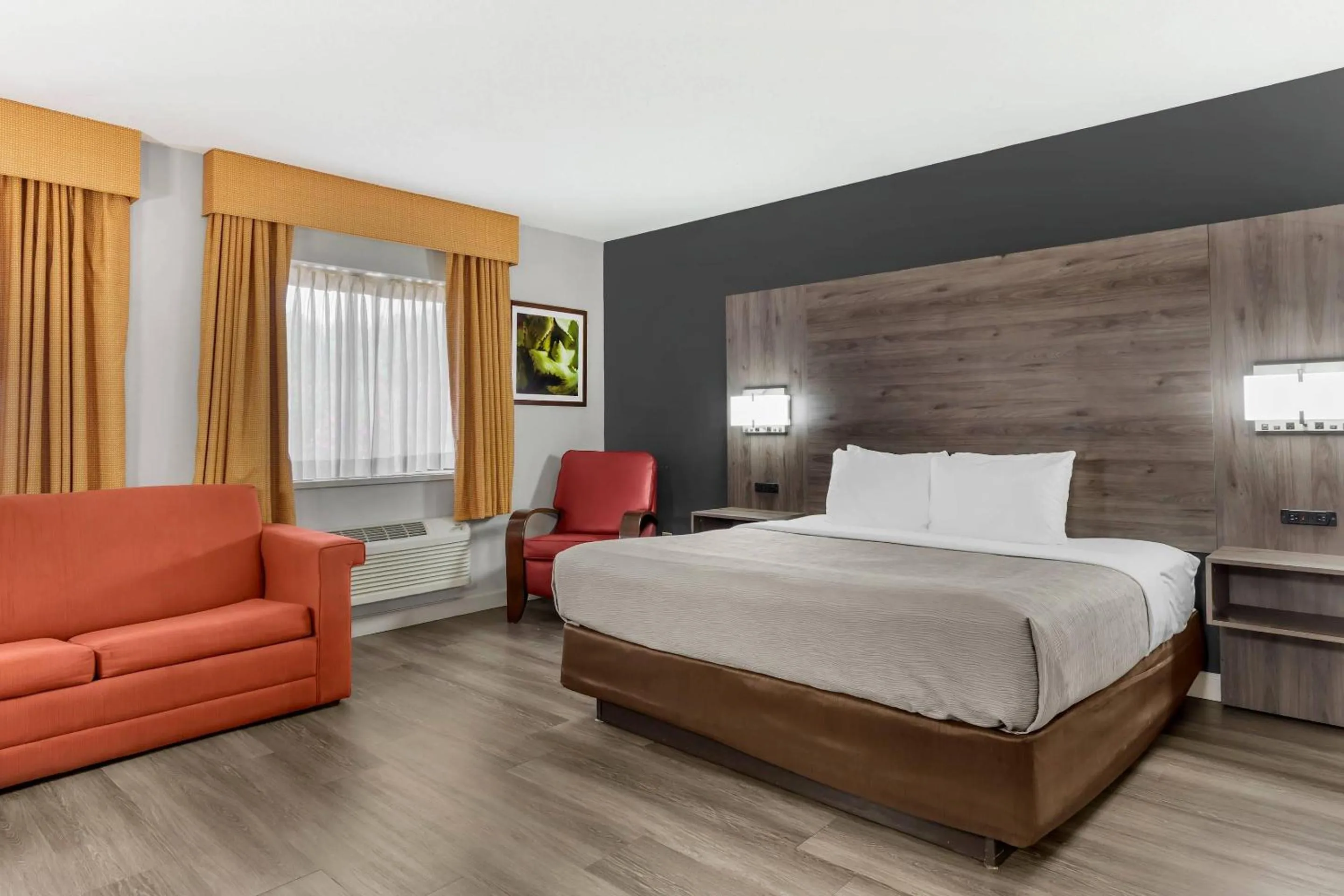 Bedroom, Bed in Quality Inn & Suites Raleigh Durham Airport