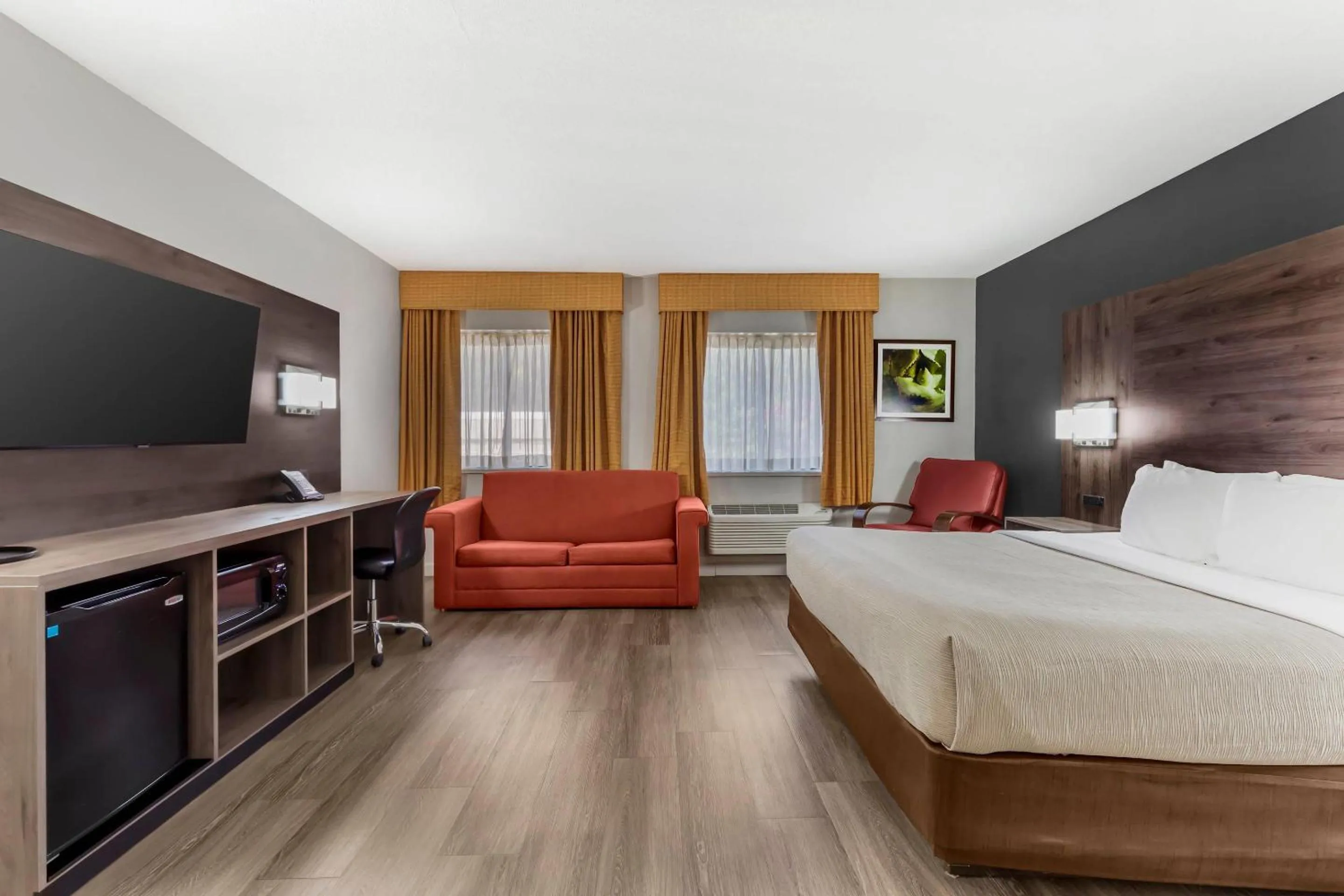 Bedroom, Bed in Quality Inn & Suites Raleigh Durham Airport