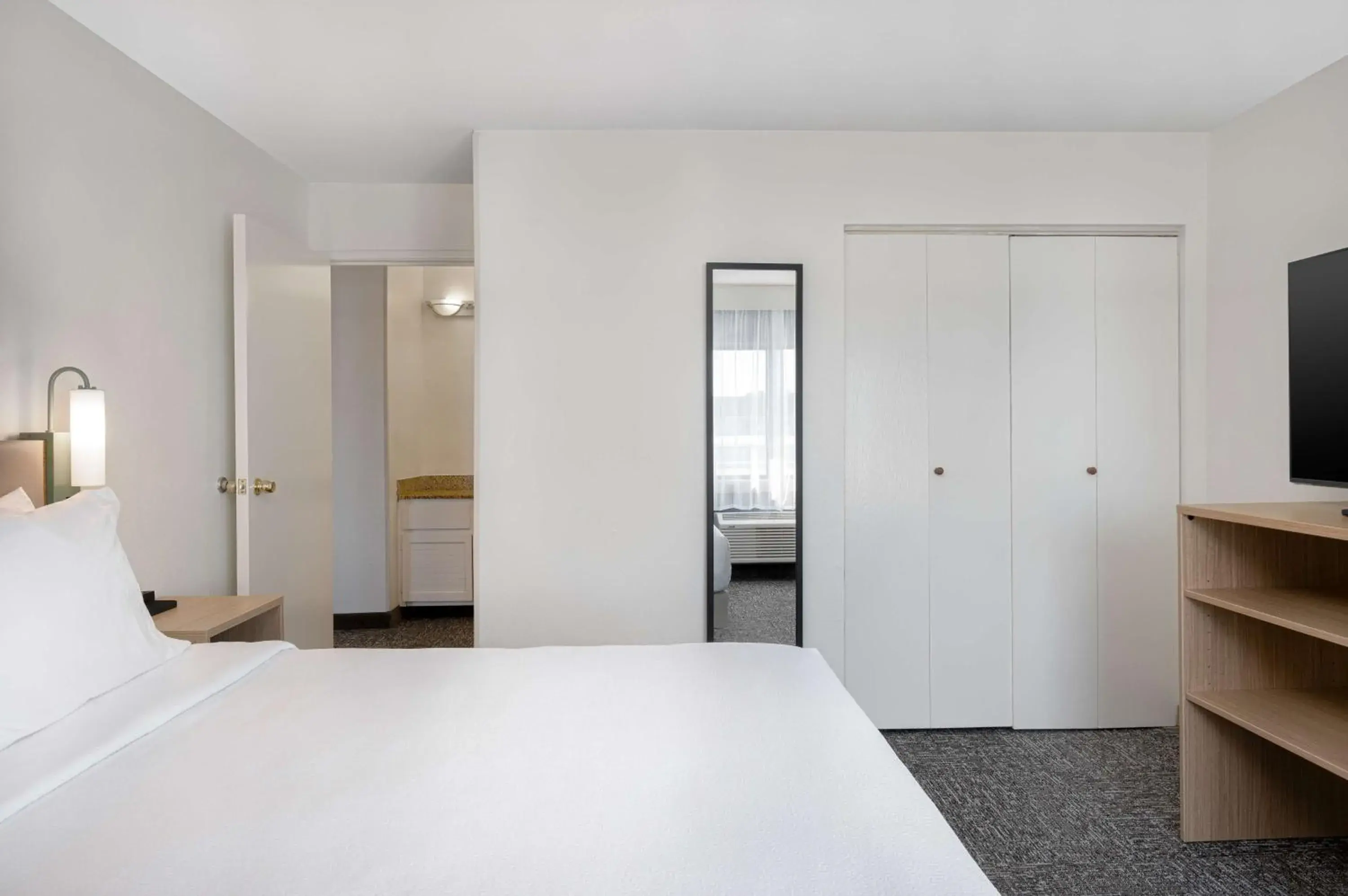 Bed in La Quinta by Wyndham Savannah Southside Bed in La Quinta by Wyndham Savannah Southside