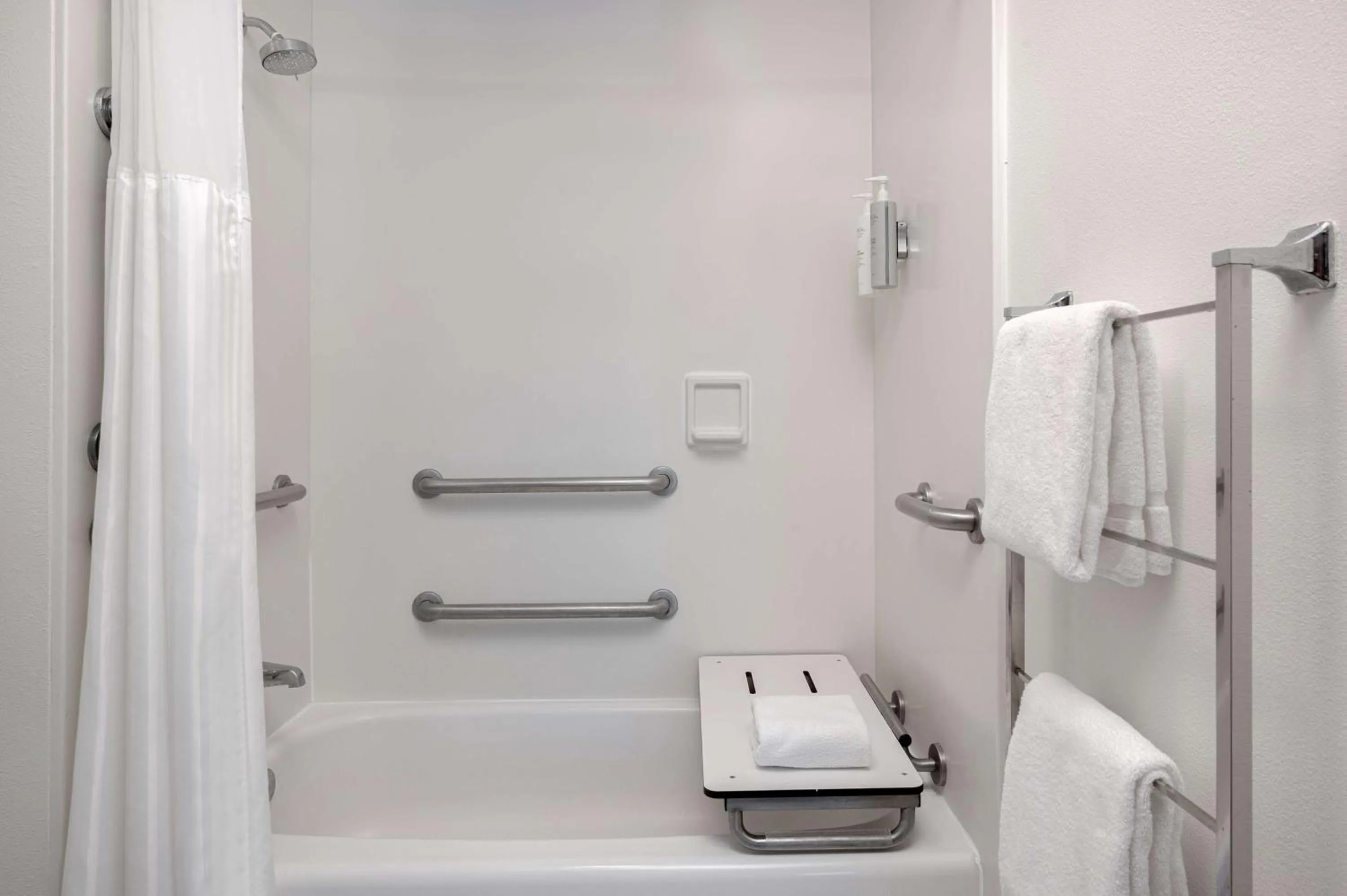 Bathroom in La Quinta by Wyndham Savannah Southside