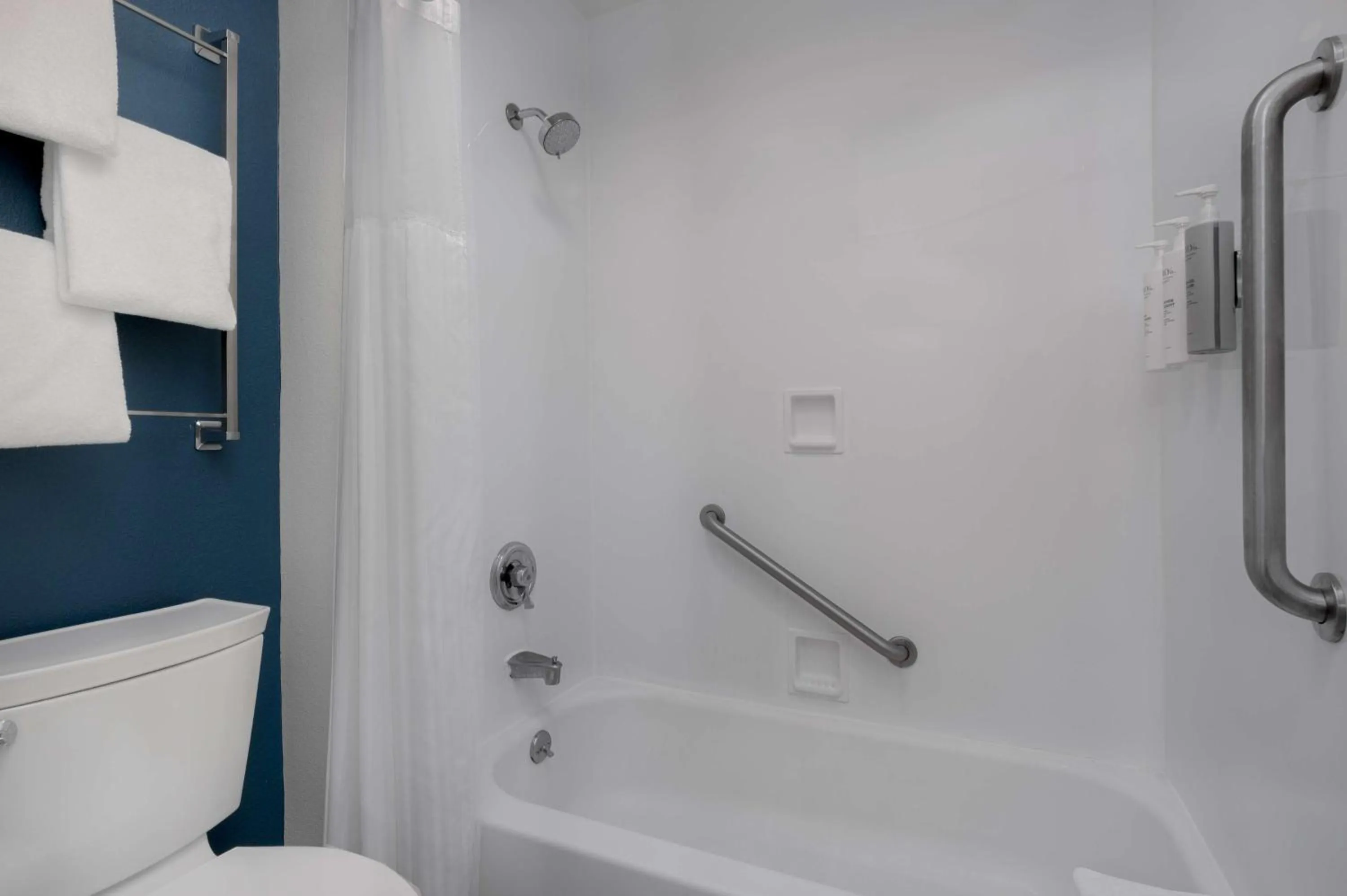 Bathroom in La Quinta by Wyndham Savannah Southside