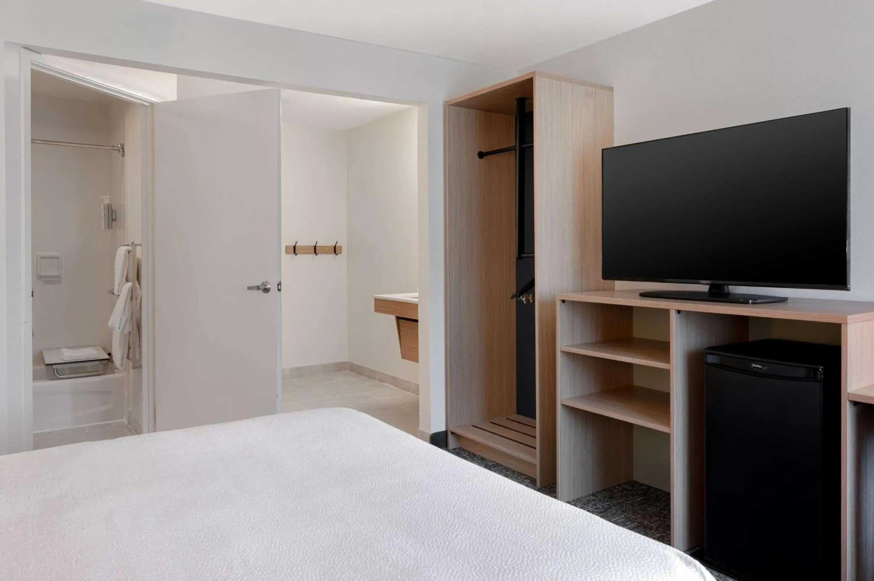 Bed in La Quinta by Wyndham Savannah Southside Bed in La Quinta by Wyndham Savannah Southside