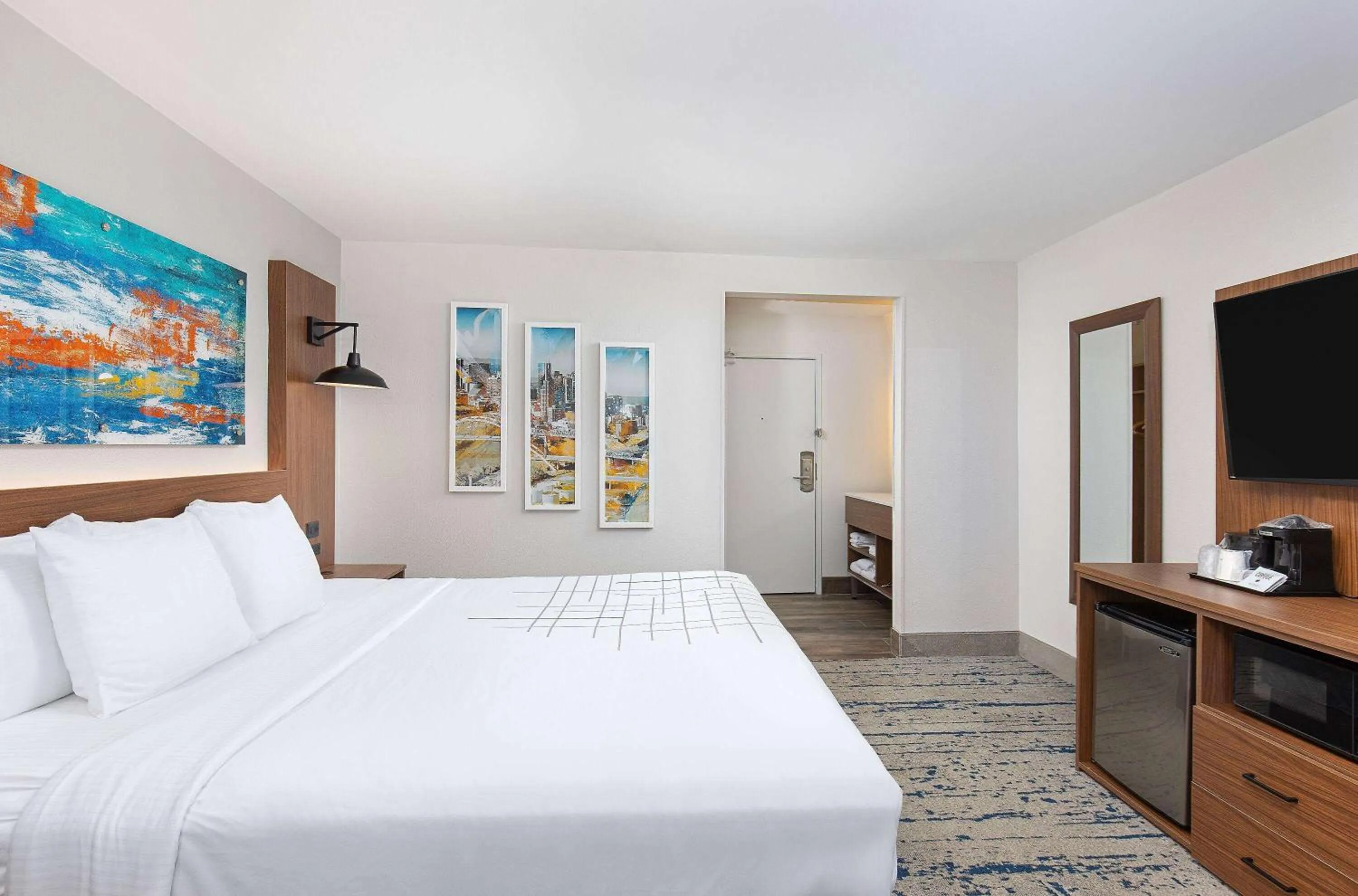 Bed in La Quinta by Wyndham Nashville Airport