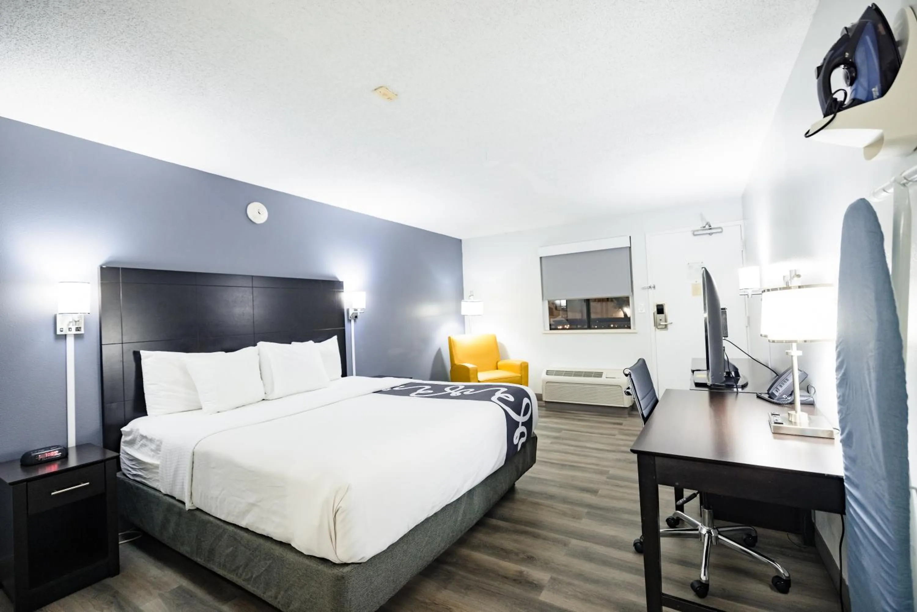 Bedroom, Bed in La Quinta Inn by Wyndham Tampa Near Busch Gardens