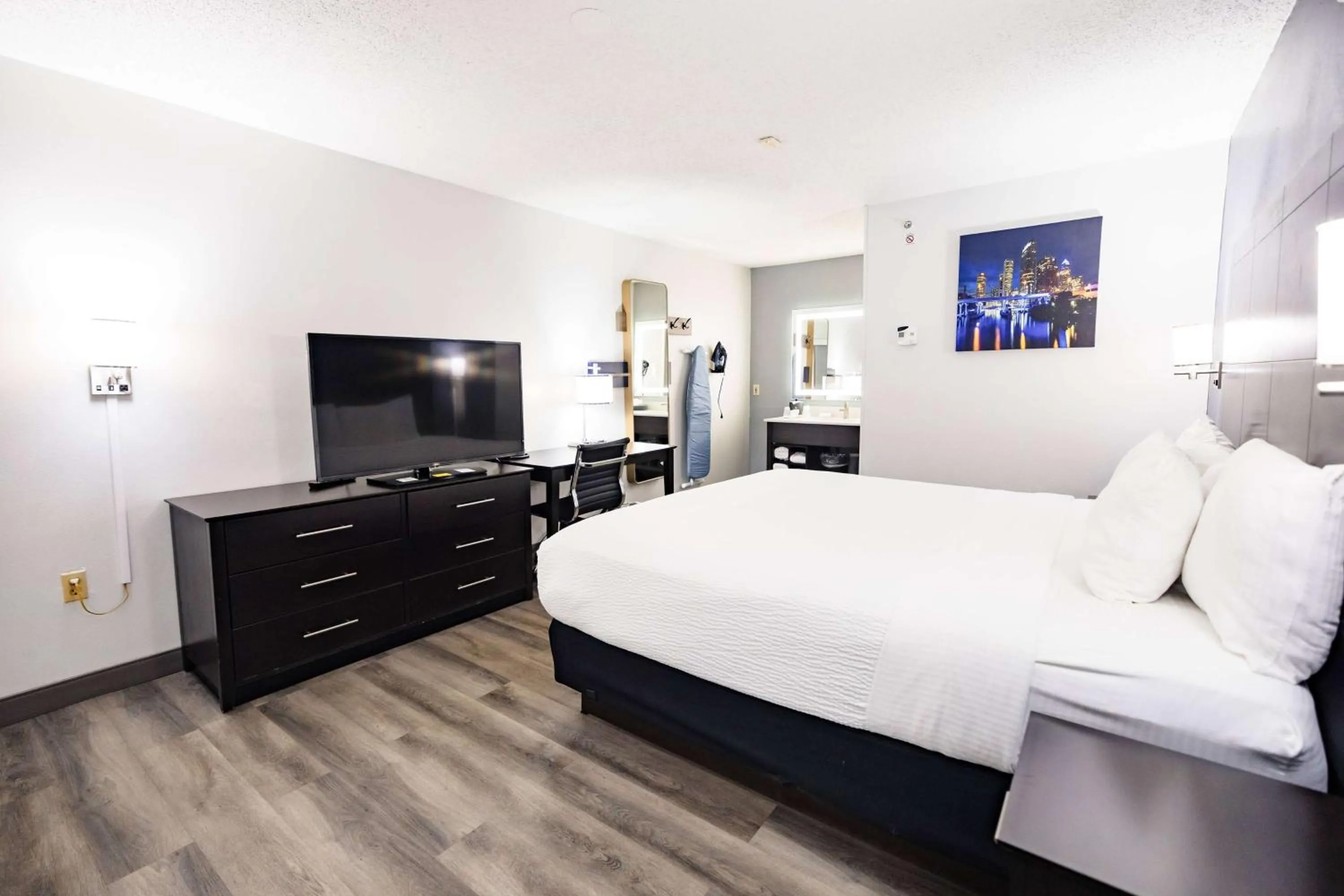 Photo of the whole room, Bed in La Quinta Inn by Wyndham Tampa Near Busch Gardens