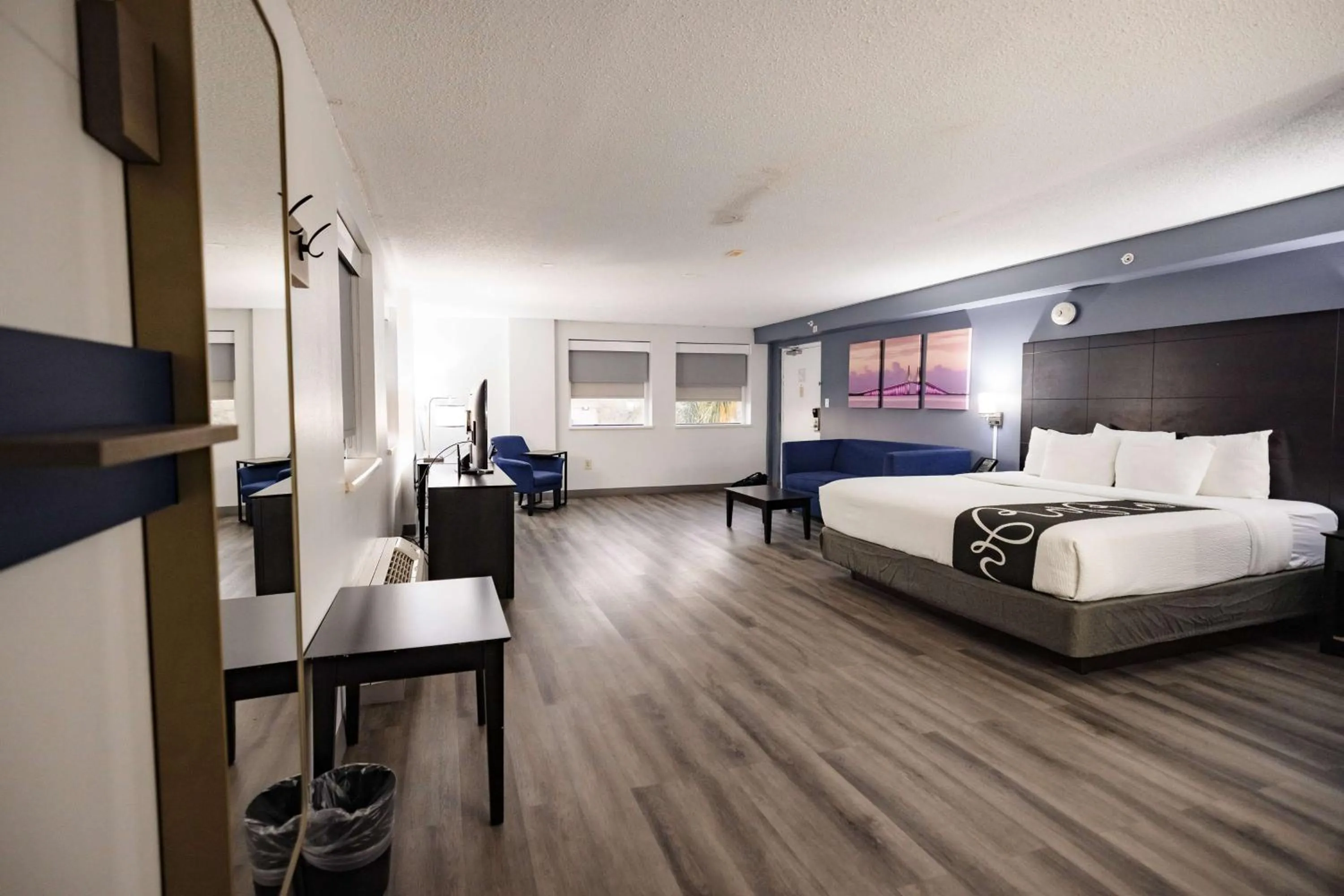 Photo of the whole room, Bed in La Quinta Inn by Wyndham Tampa Near Busch Gardens