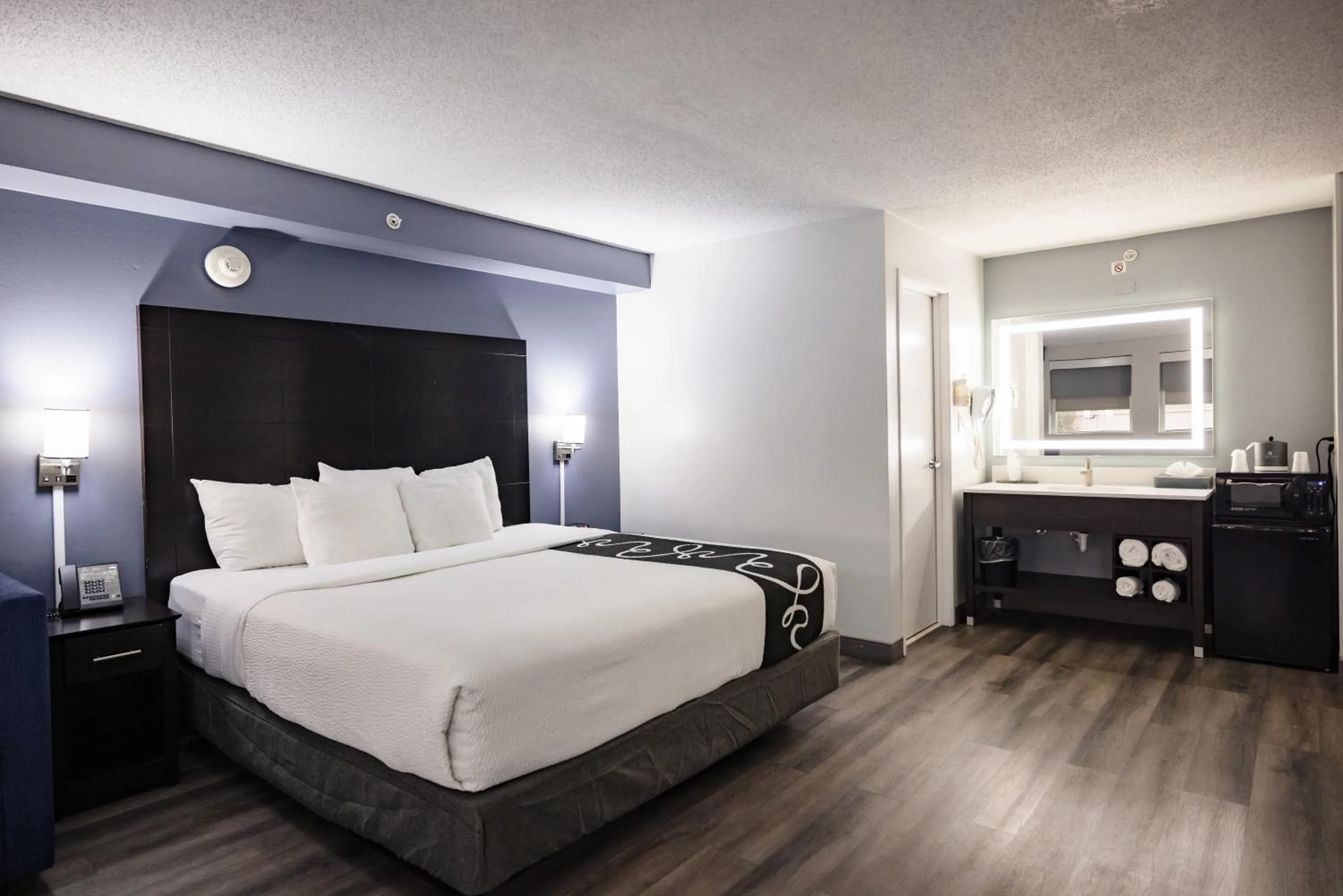 Bedroom, Bed in La Quinta Inn by Wyndham Tampa Near Busch Gardens