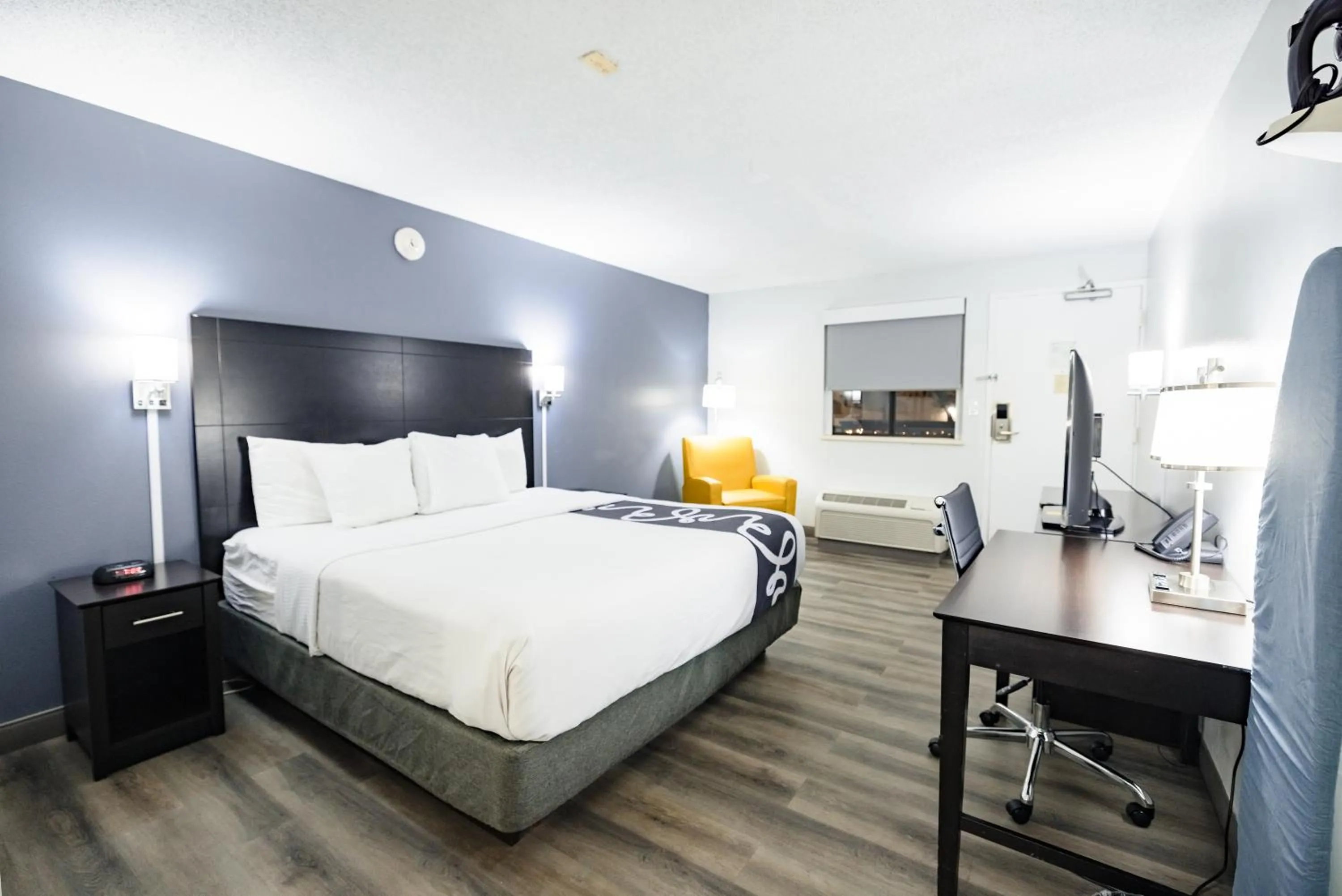 Bedroom, Bed in La Quinta Inn by Wyndham Tampa Near Busch Gardens