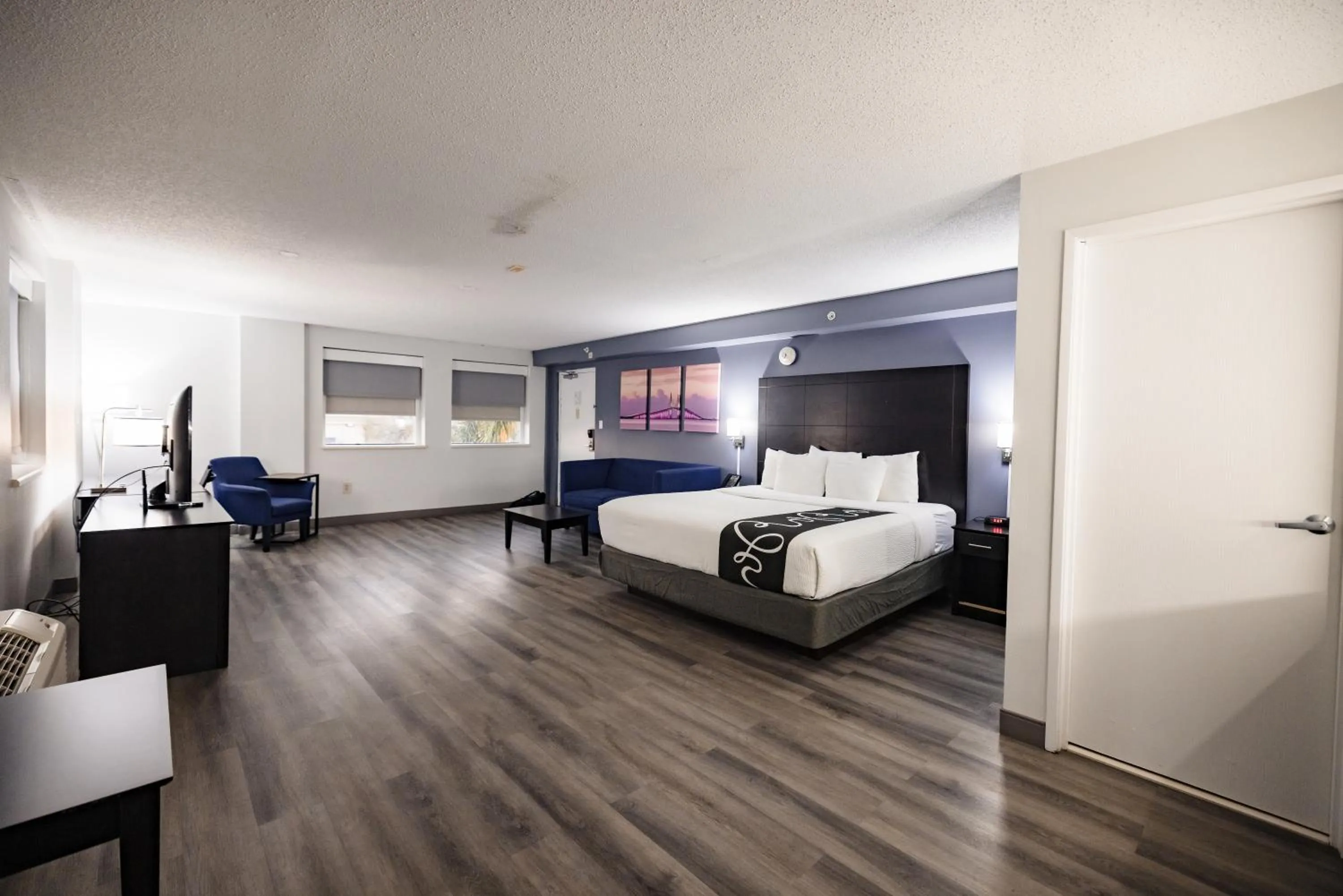 Bed in La Quinta Inn by Wyndham Tampa Near Busch Gardens