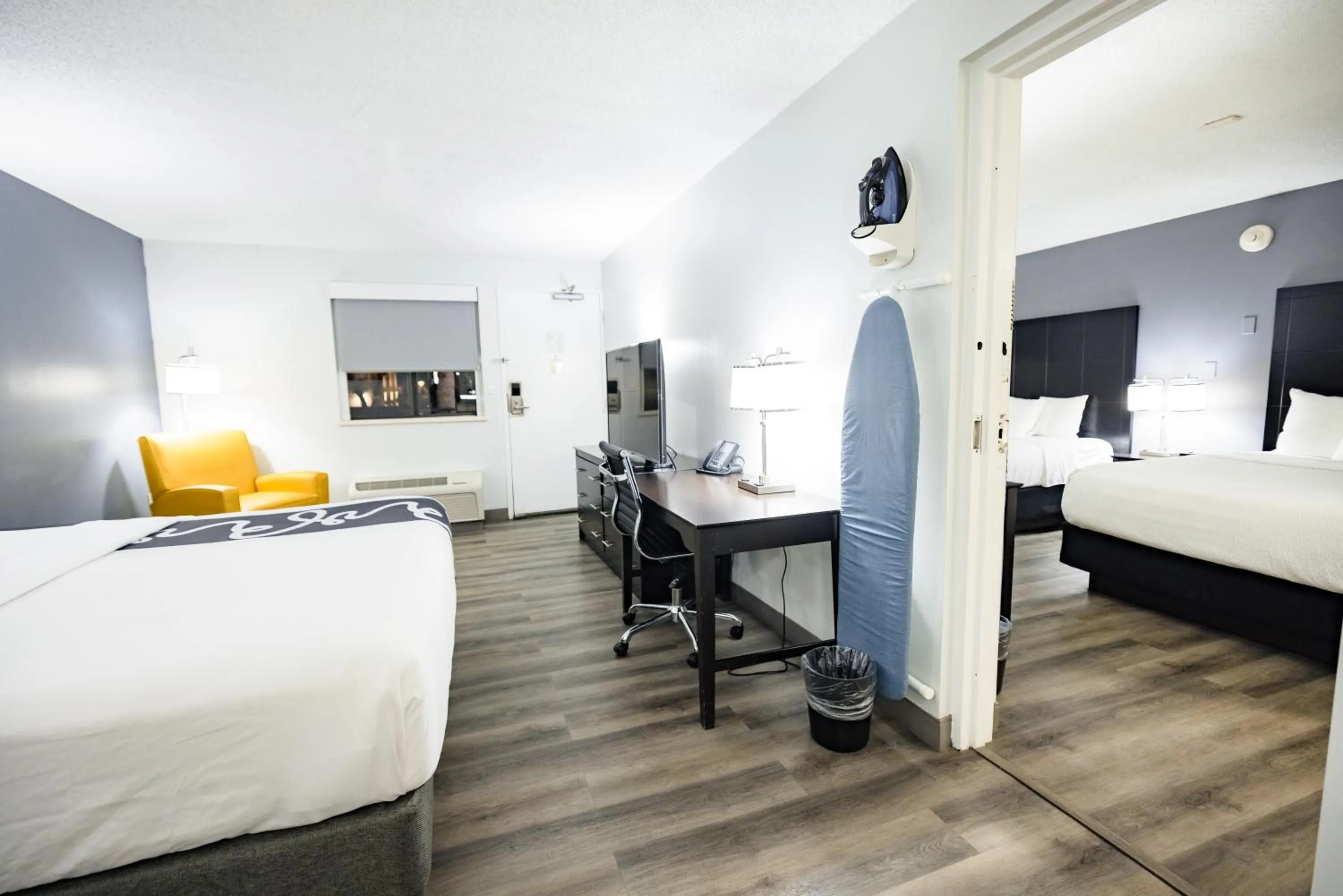 Photo of the whole room, Bed in La Quinta Inn by Wyndham Tampa Near Busch Gardens