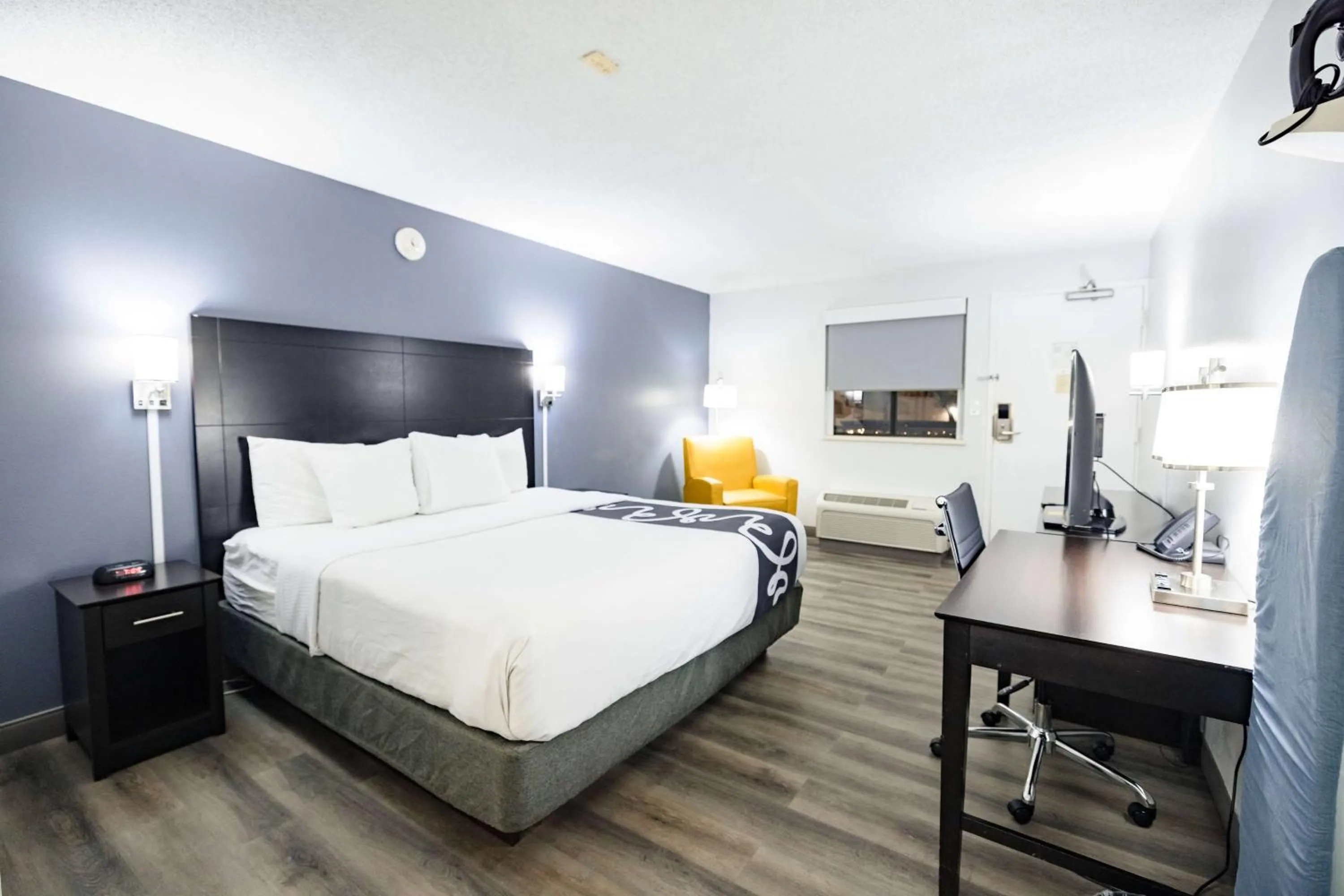 Photo of the whole room, Bed in La Quinta Inn by Wyndham Tampa Near Busch Gardens