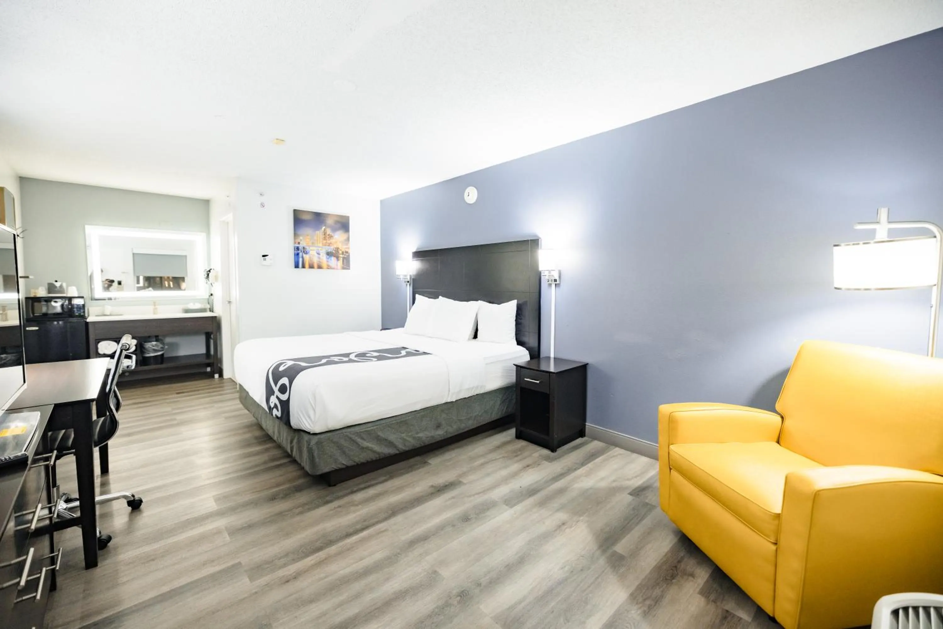 Bedroom, Bed in La Quinta Inn by Wyndham Tampa Near Busch Gardens