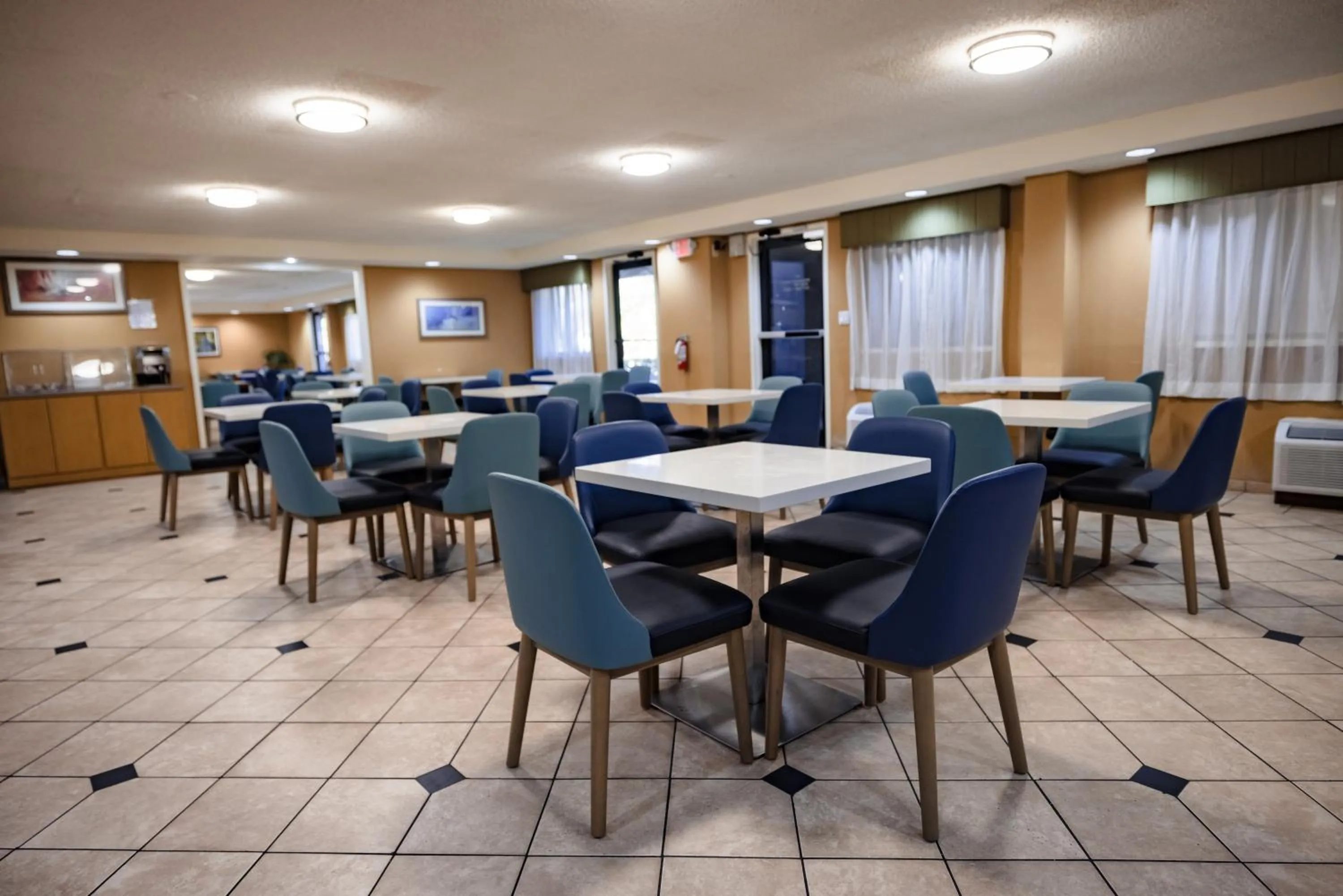 Breakfast in La Quinta Inn by Wyndham Tampa Near Busch Gardens