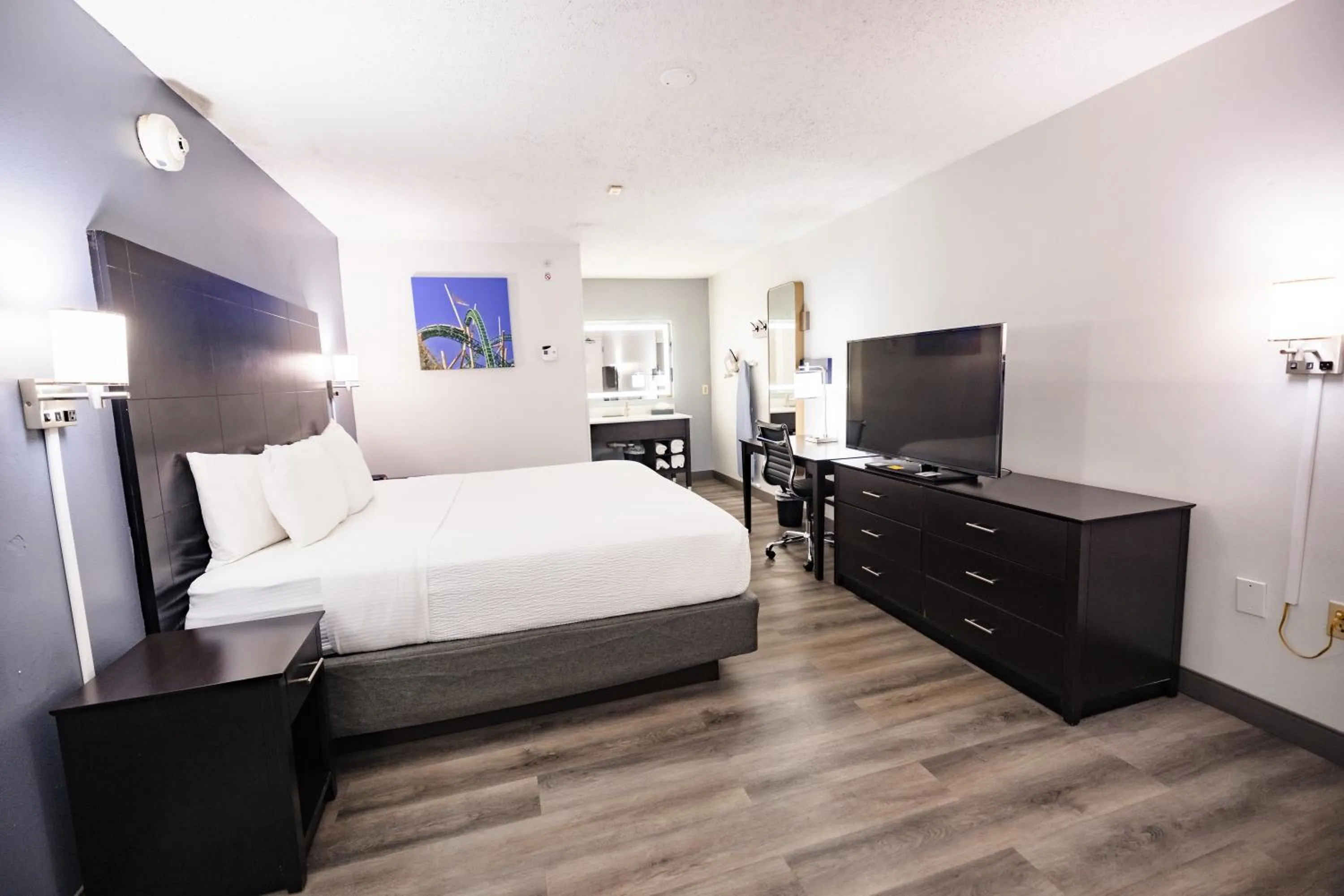 Bed in La Quinta Inn by Wyndham Tampa Near Busch Gardens