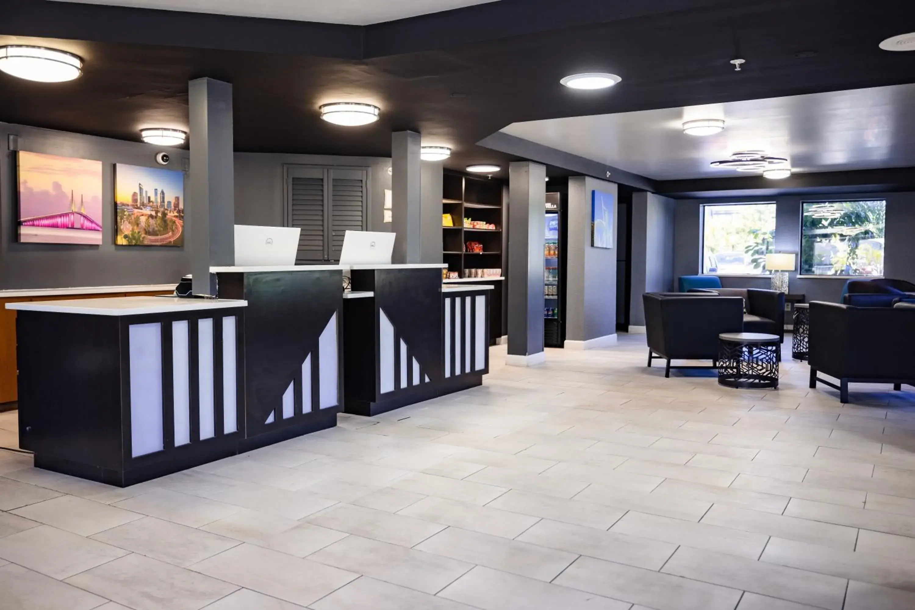 Property building in La Quinta Inn by Wyndham Tampa Near Busch Gardens Property building in La Quinta Inn by Wyndham Tampa Near Busch Gardens