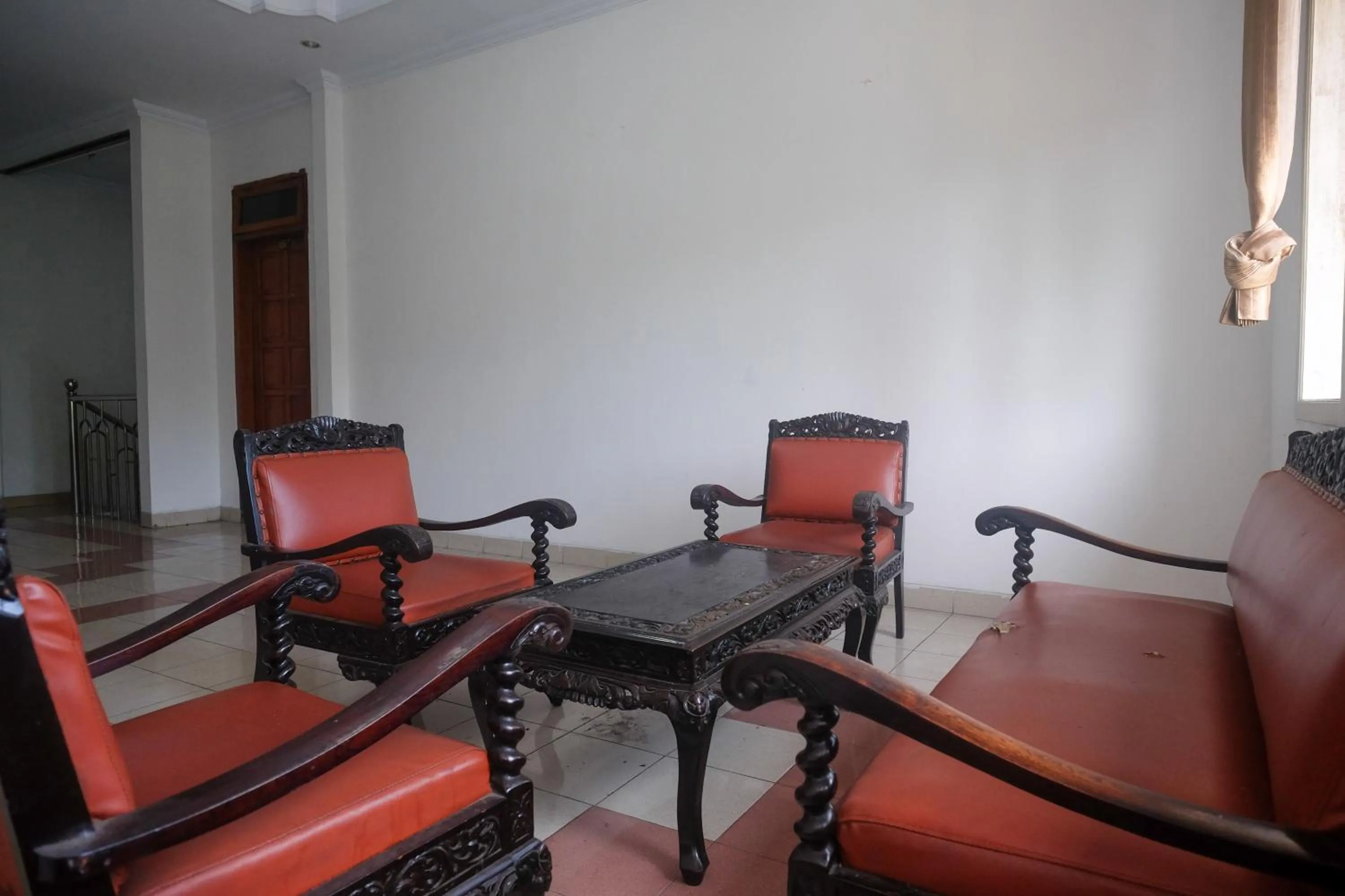 Seating area in Urbanview Hotel Pondok Anggun Yogyakarta by RedDoorz