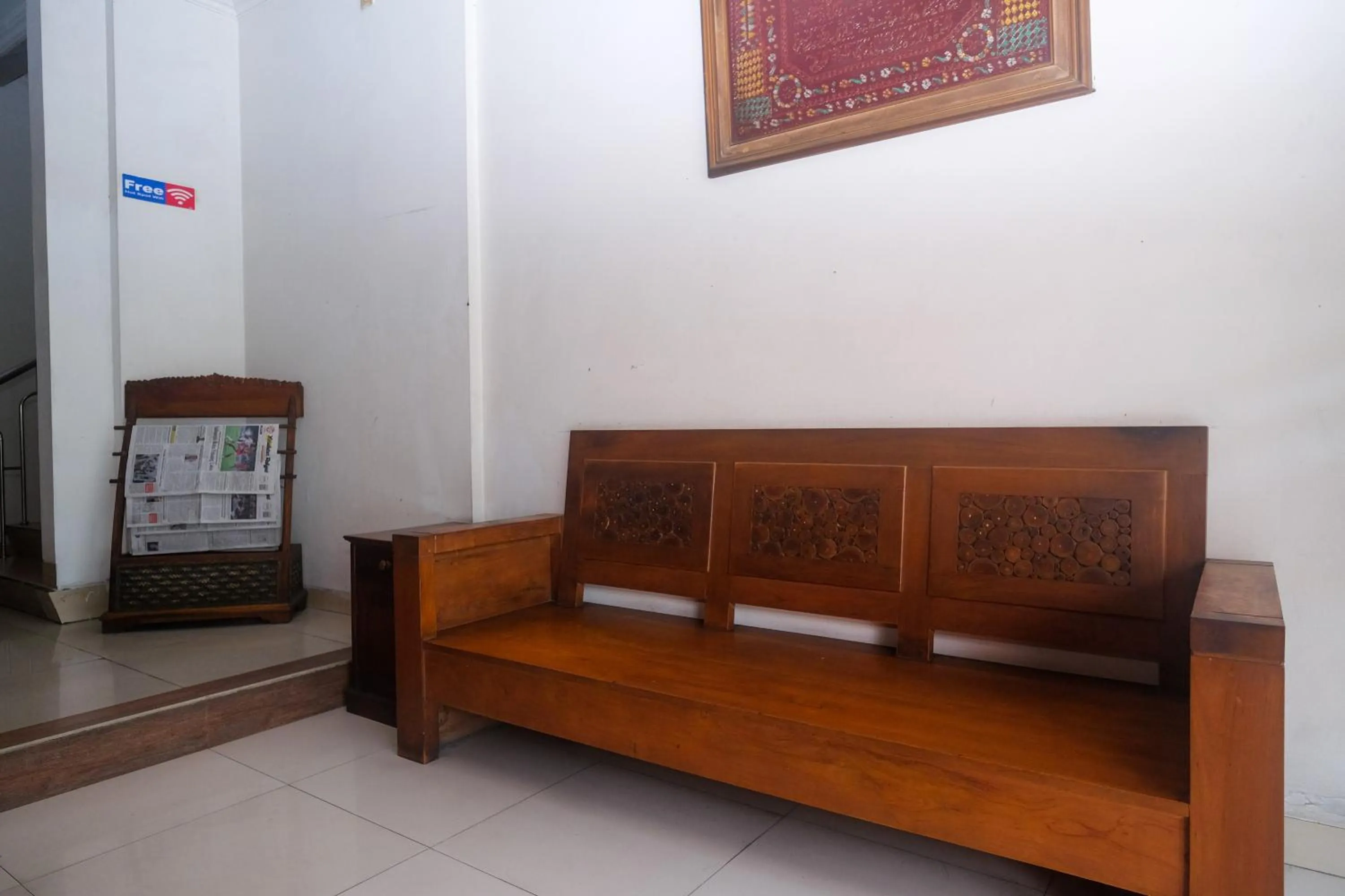 Seating area in Urbanview Hotel Pondok Anggun Yogyakarta by RedDoorz