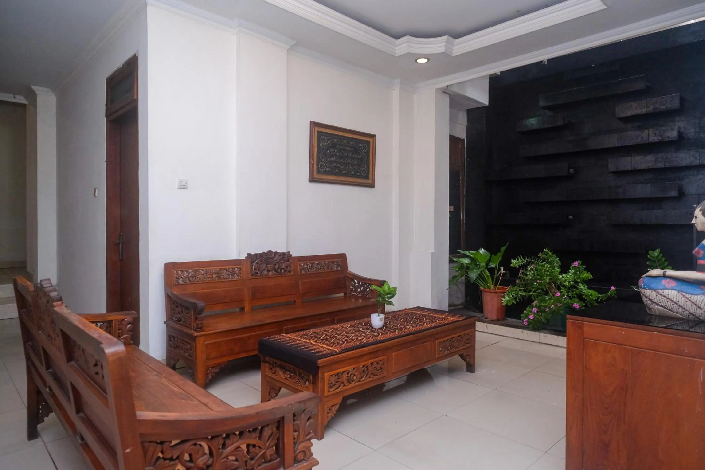 Seating area in Urbanview Hotel Pondok Anggun Yogyakarta by RedDoorz