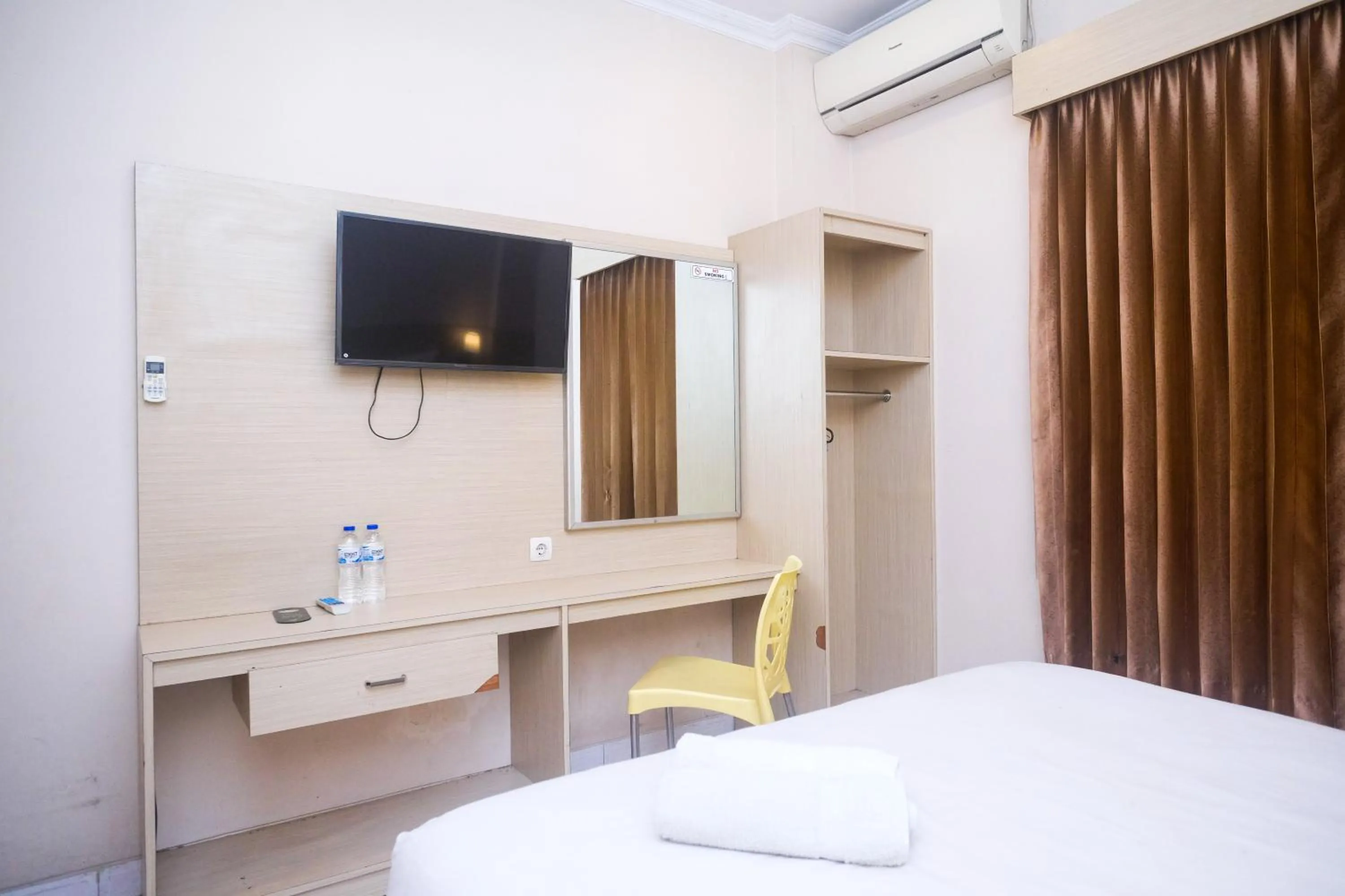 TV and multimedia, Bed in Urbanview Hotel Pondok Anggun Yogyakarta by RedDoorz