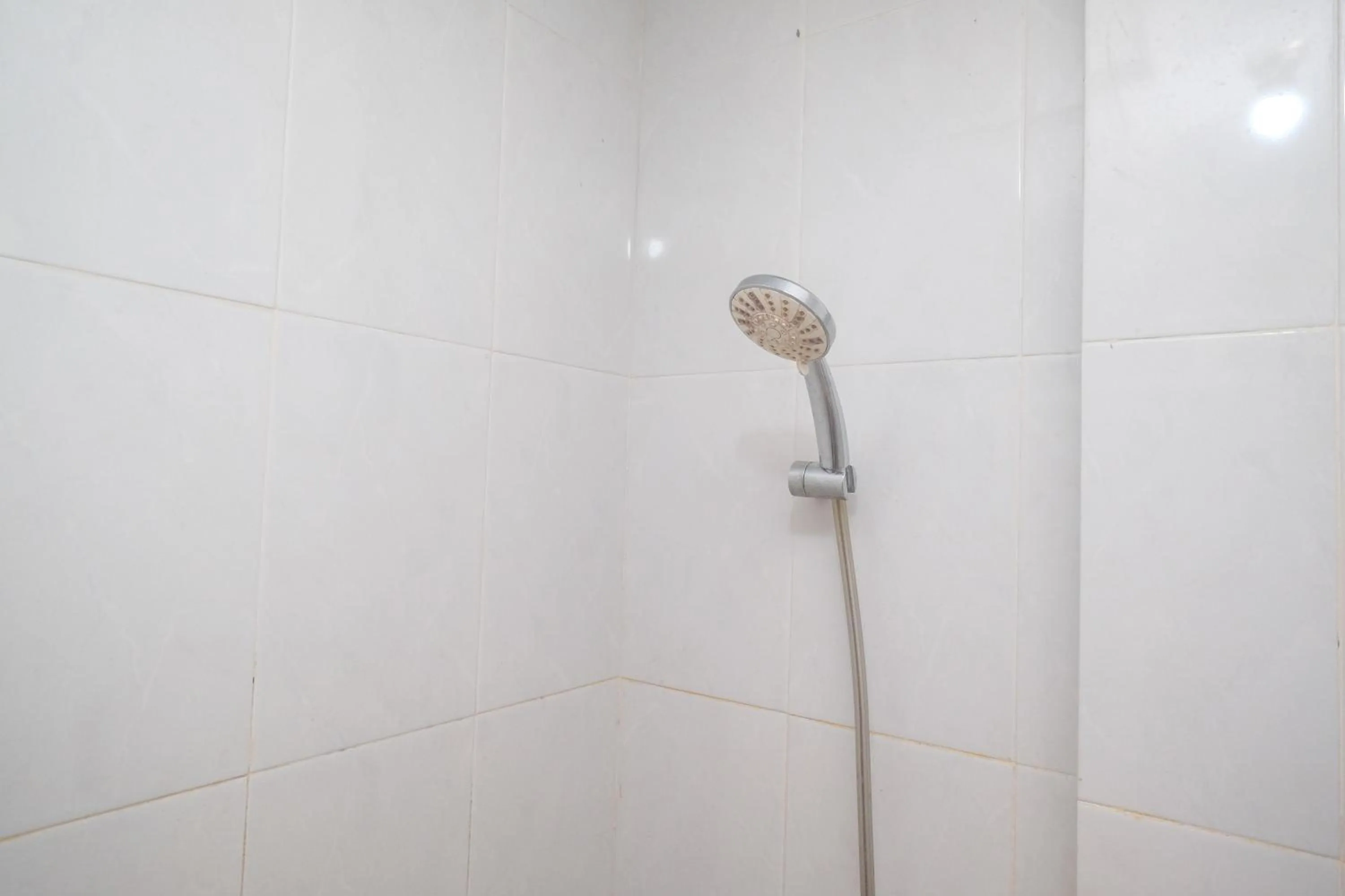 Bathroom in Urbanview Hotel Pondok Anggun Yogyakarta by RedDoorz