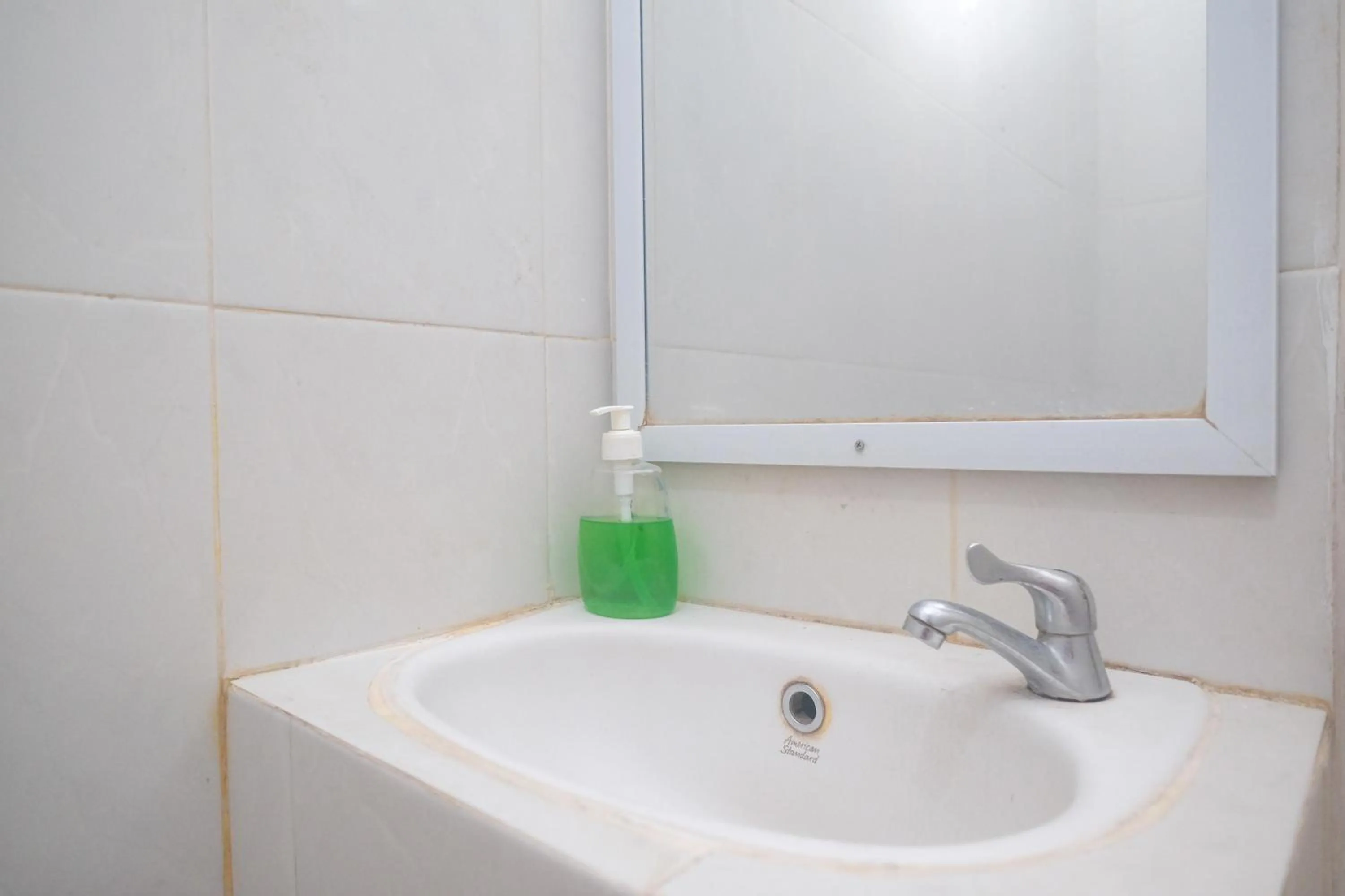 Bathroom in Urbanview Hotel Pondok Anggun Yogyakarta by RedDoorz