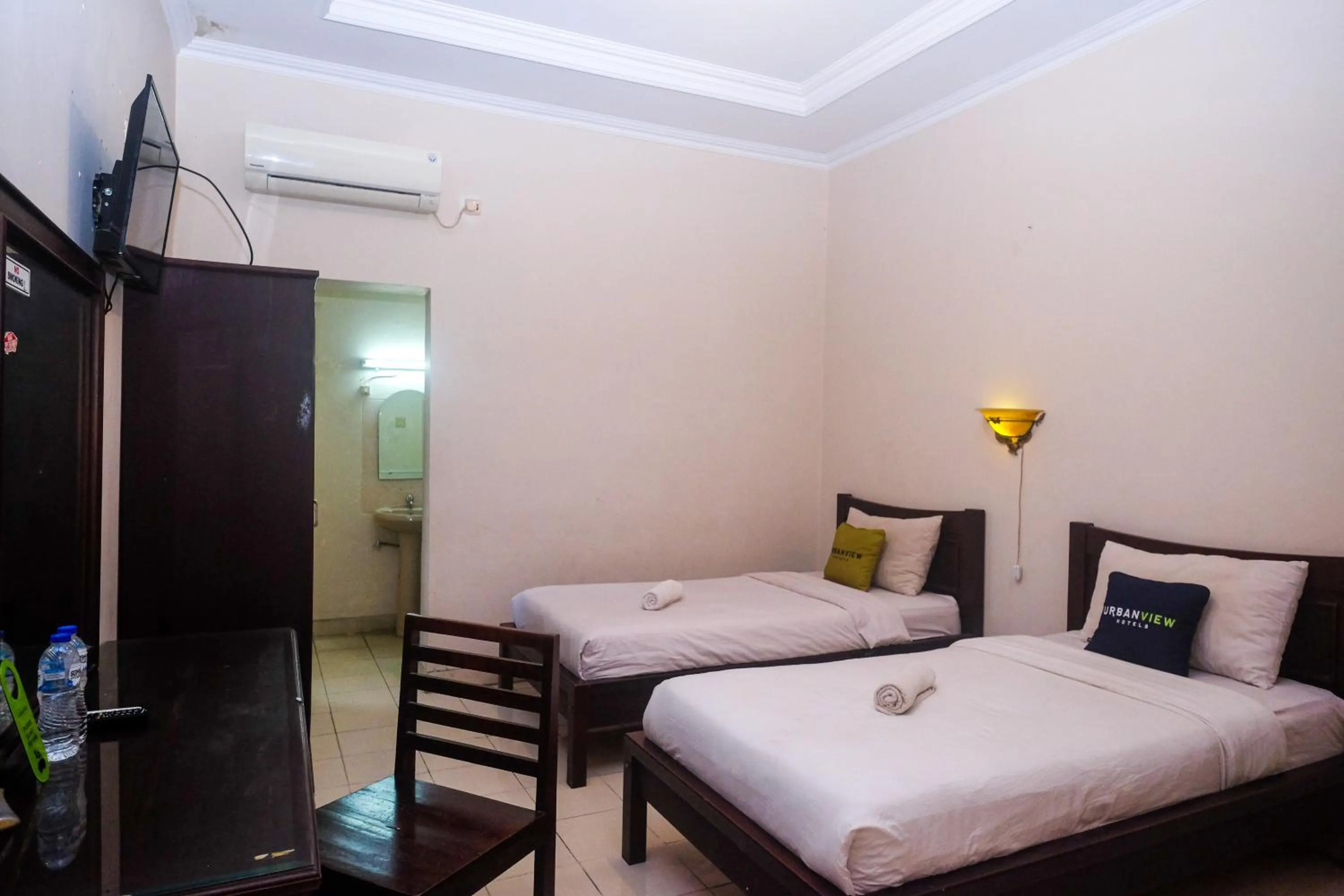 Bedroom, Bed in Urbanview Hotel Pondok Anggun Yogyakarta by RedDoorz
