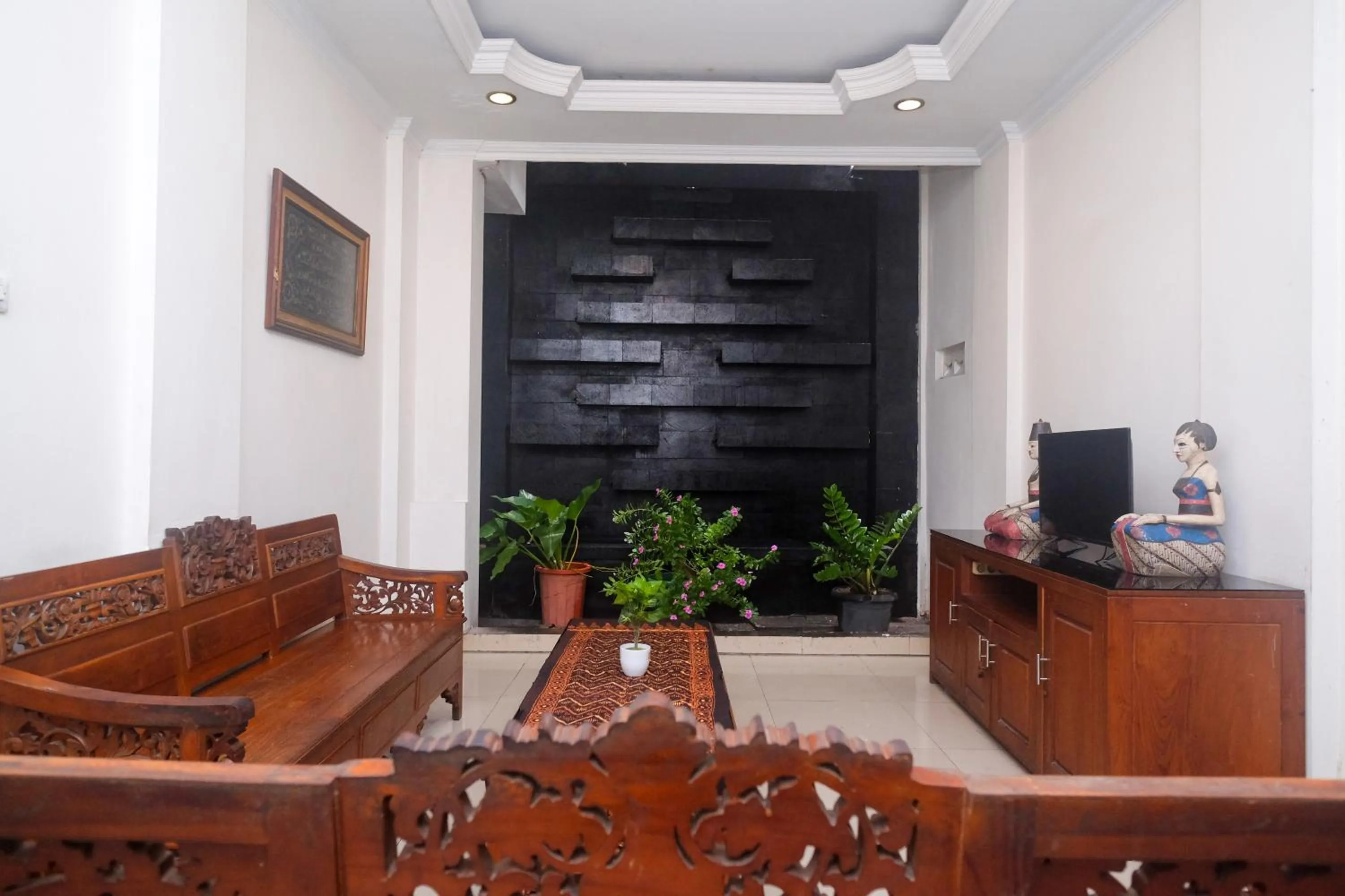 Seating area in Urbanview Hotel Pondok Anggun Yogyakarta by RedDoorz