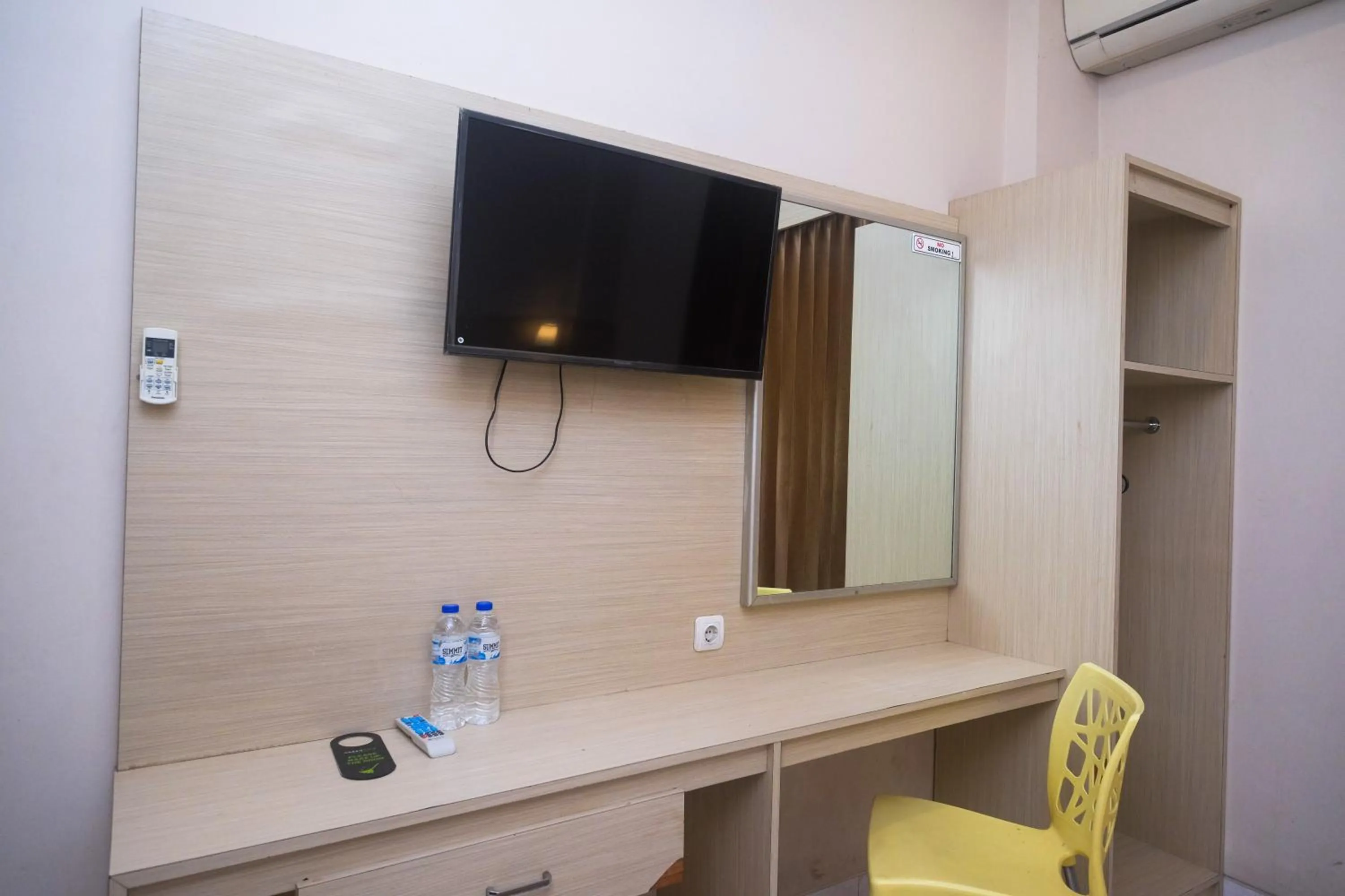 TV and multimedia in Urbanview Hotel Pondok Anggun Yogyakarta by RedDoorz