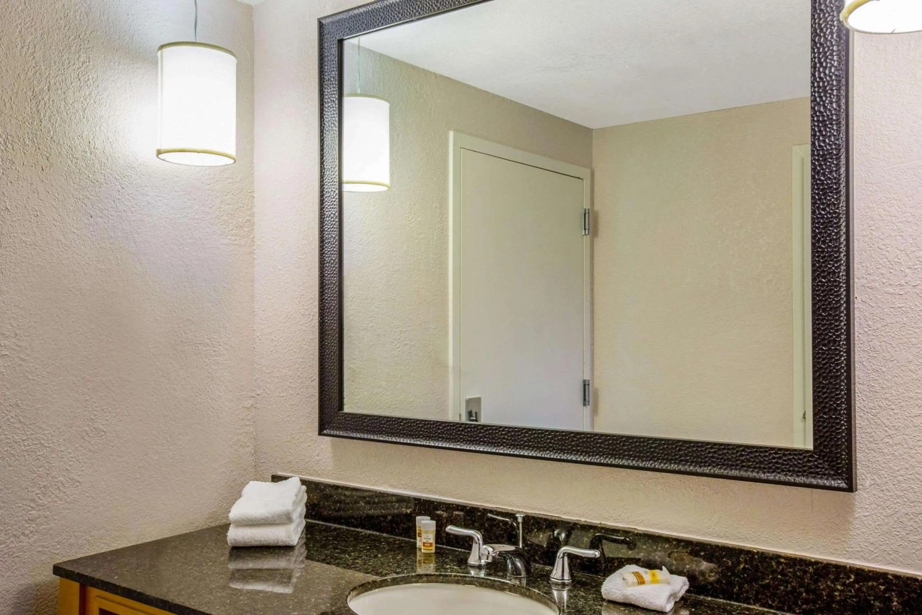 Bathroom in La Quinta by Wyndham Miami Lakes