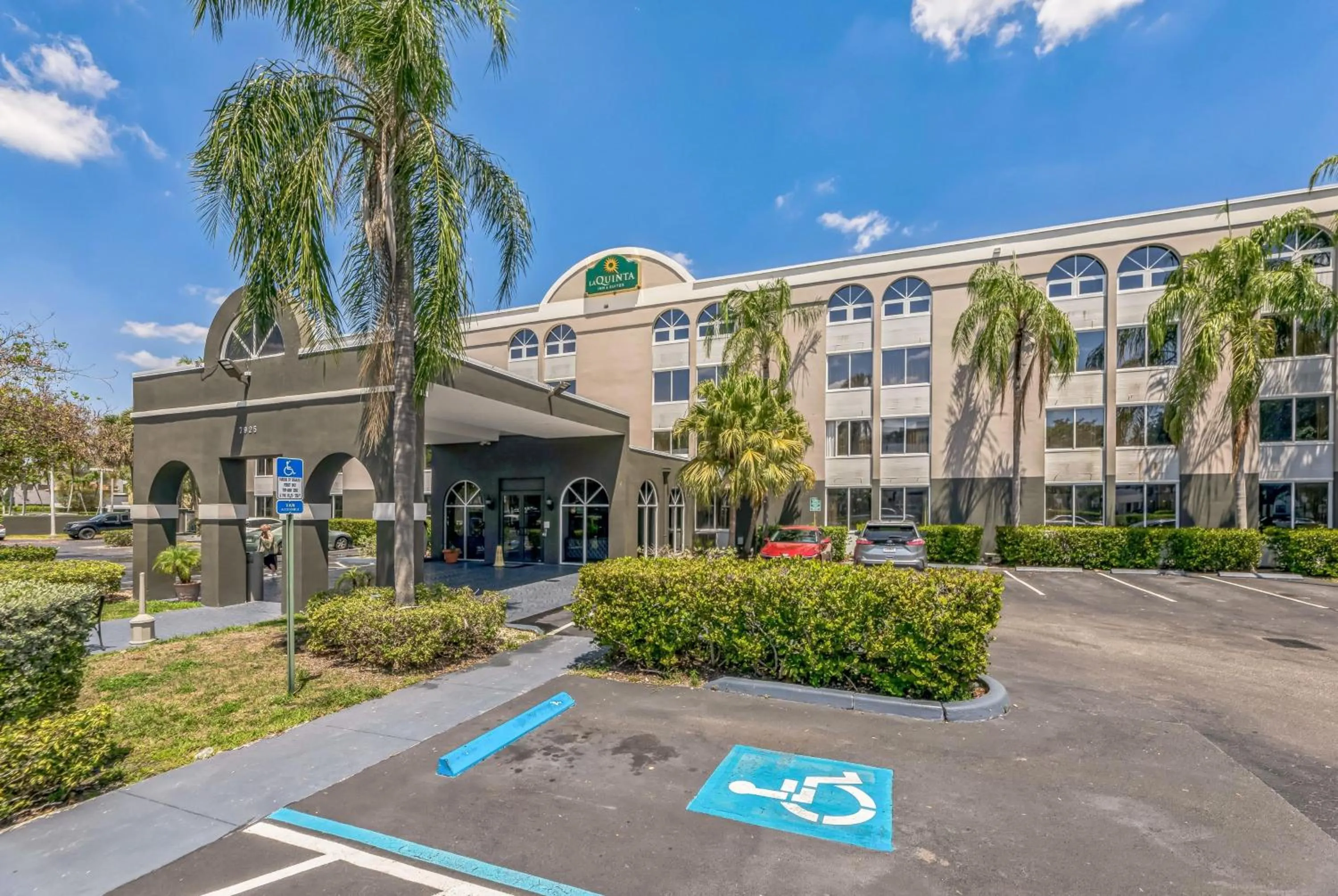 Property building in La Quinta by Wyndham Miami Lakes