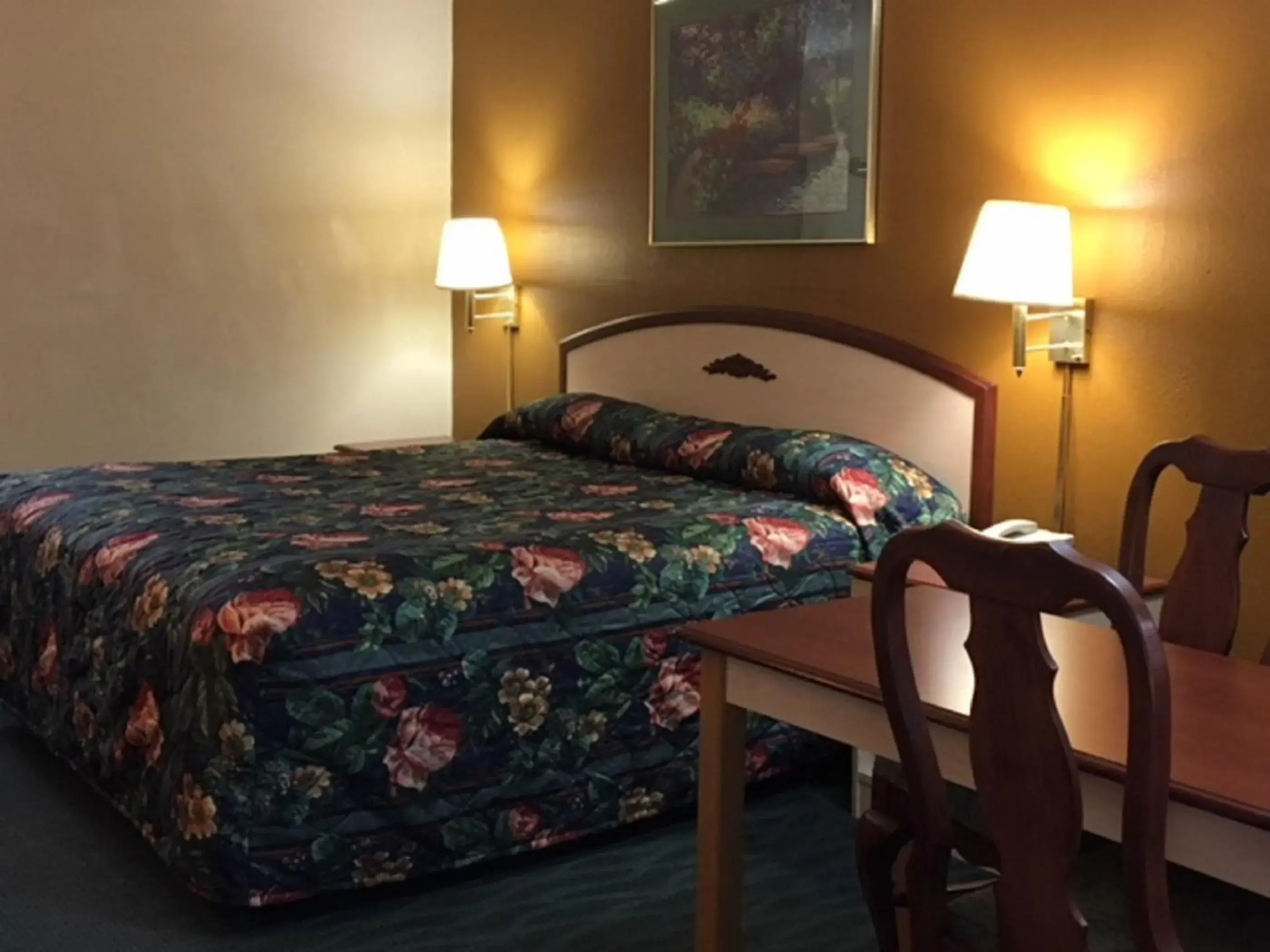 Bed in Budget Inn & Suites - Talladega