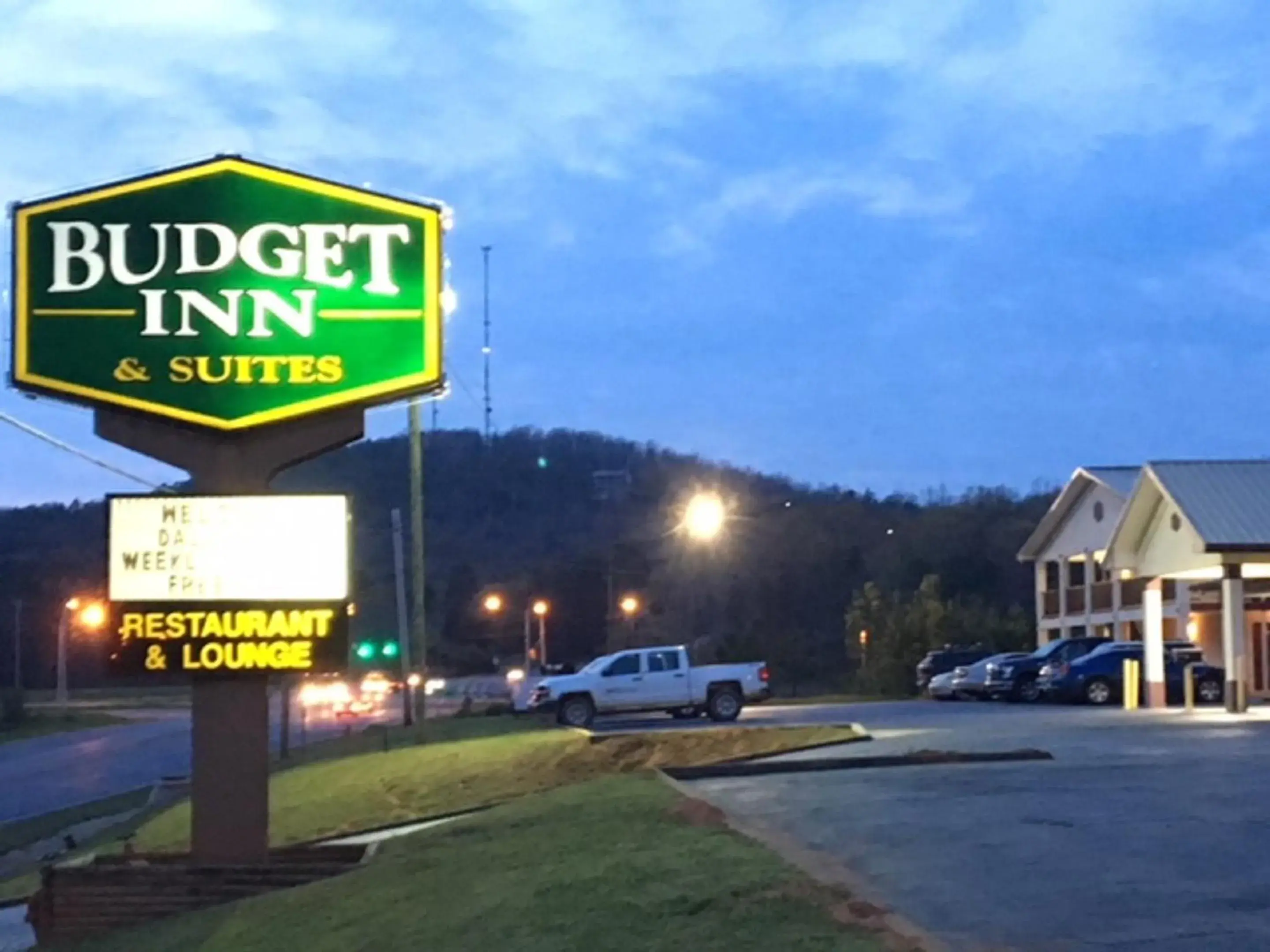 Property Building in Budget Inn & Suites - Talladega