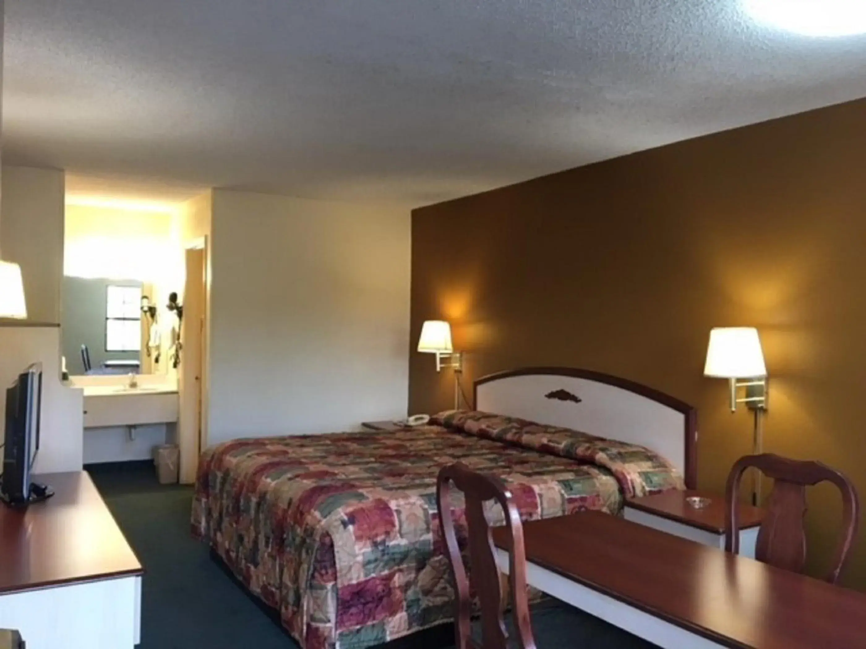 Bed in Budget Inn & Suites - Talladega