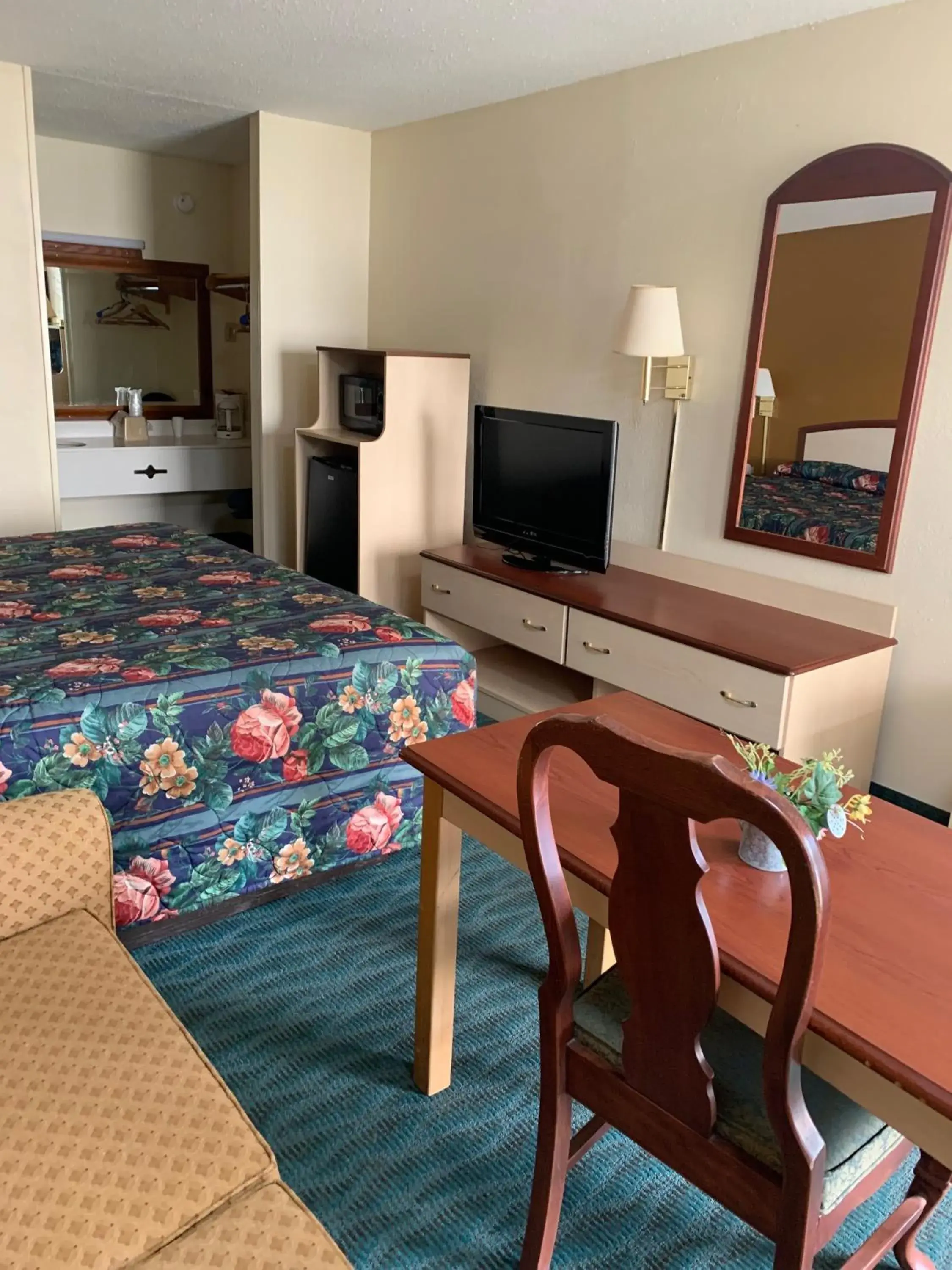 TV/Entertainment Center in Budget Inn & Suites - Talladega