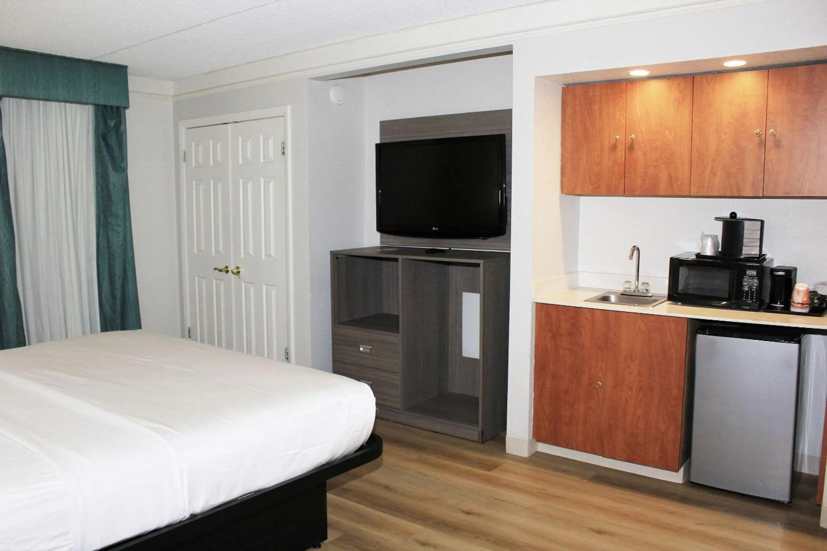 TV and multimedia, Bed in Quality Inn Aurora Denver