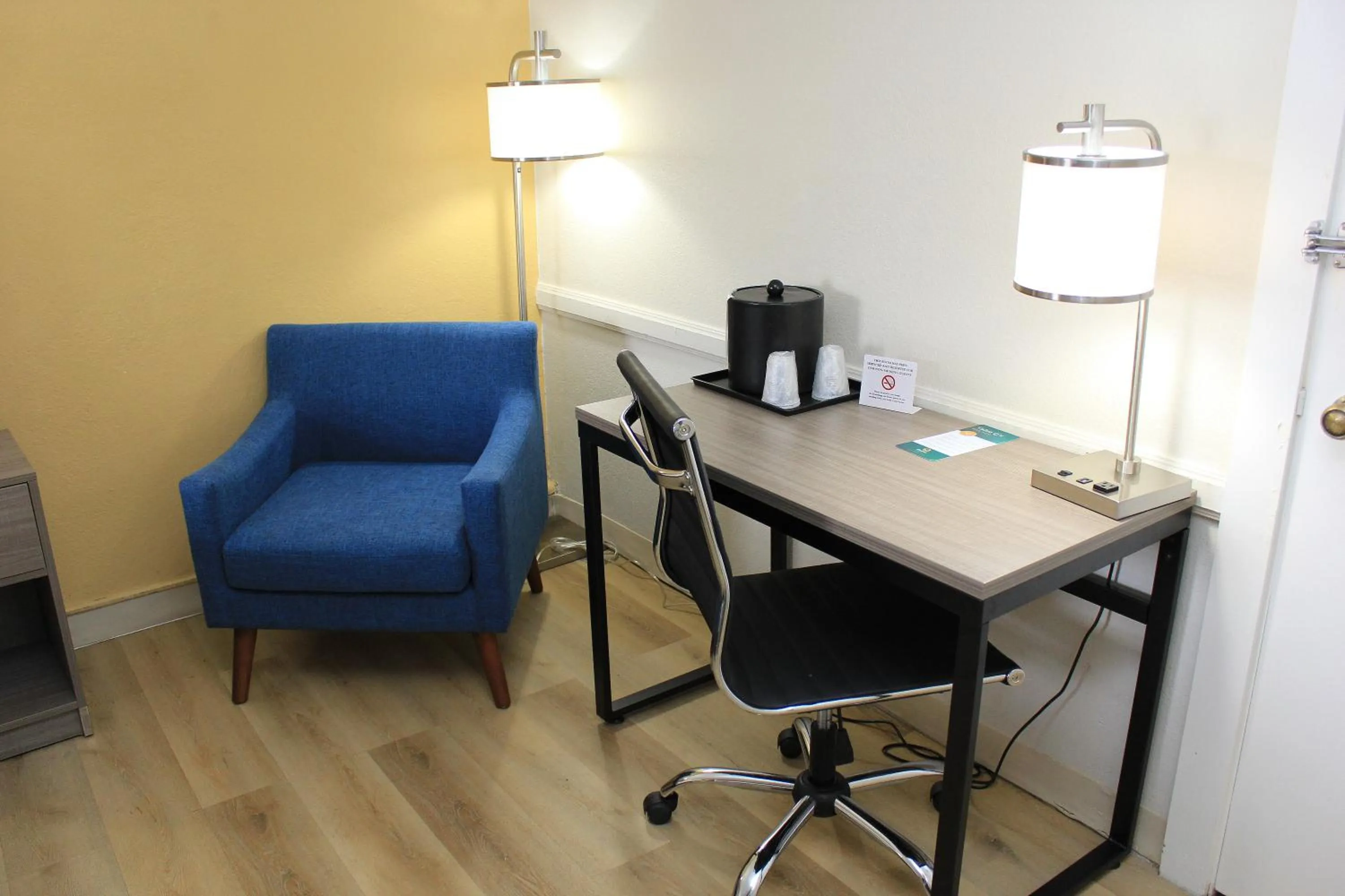 Seating area in Quality Inn Aurora Denver