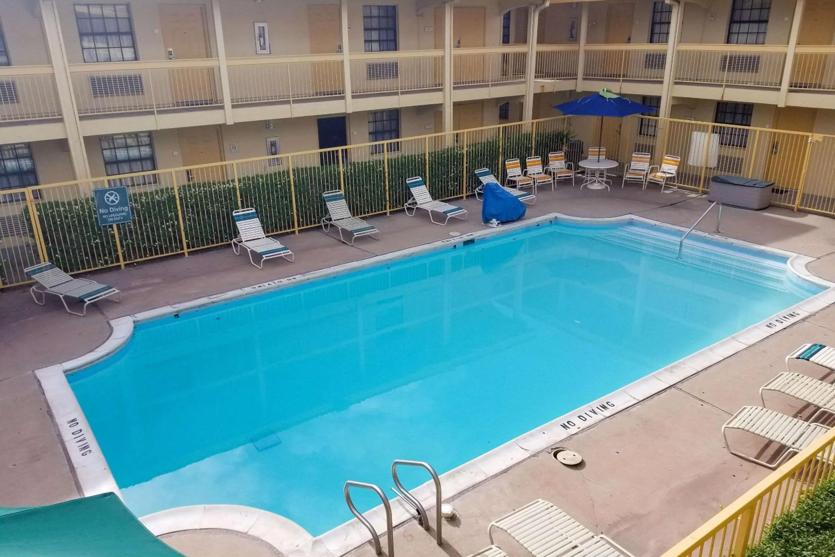 Swimming pool in Quality Inn Aurora Denver