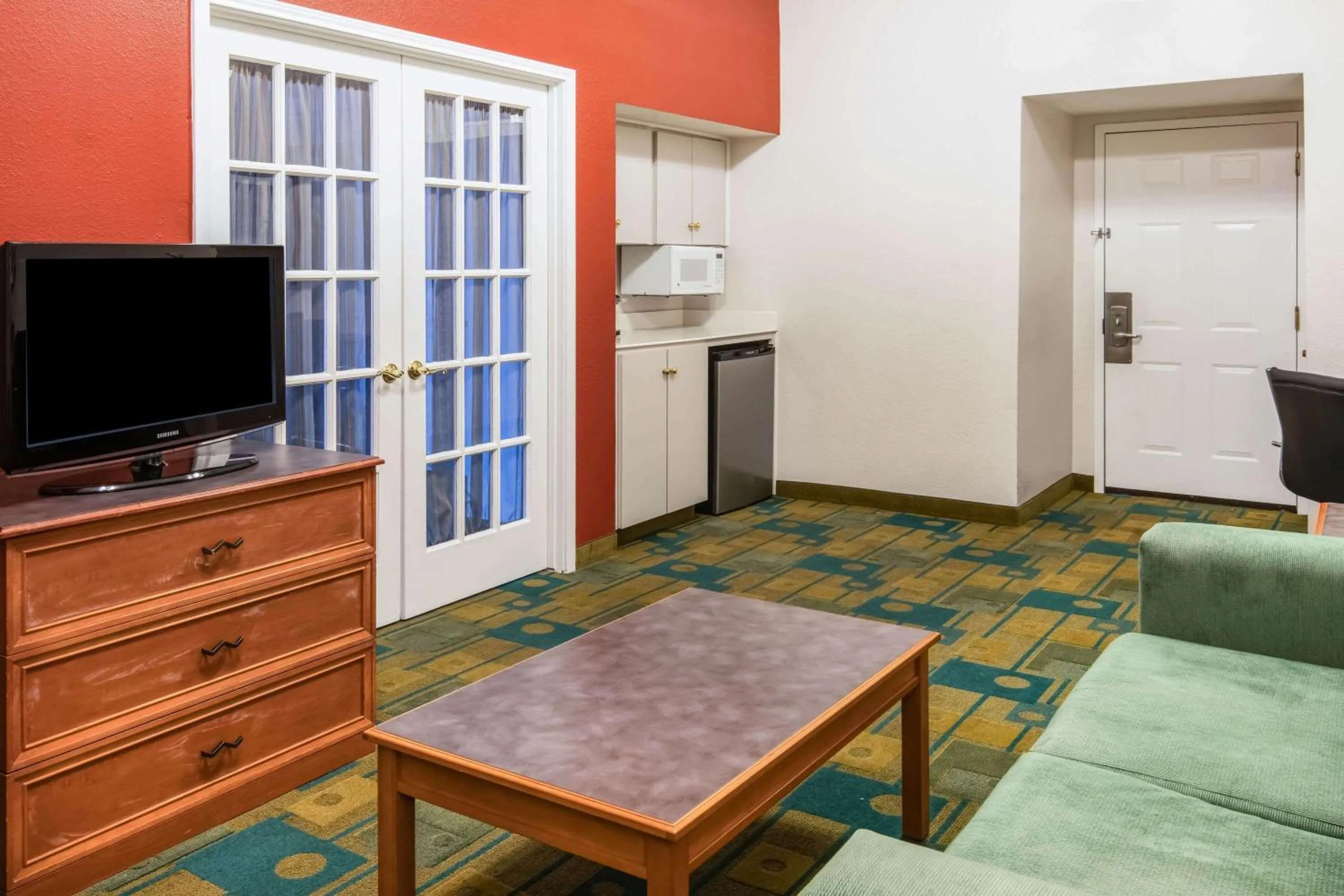 Photo of the whole room in La Quinta Inn by Wyndham Colorado Springs Garden of the Gods