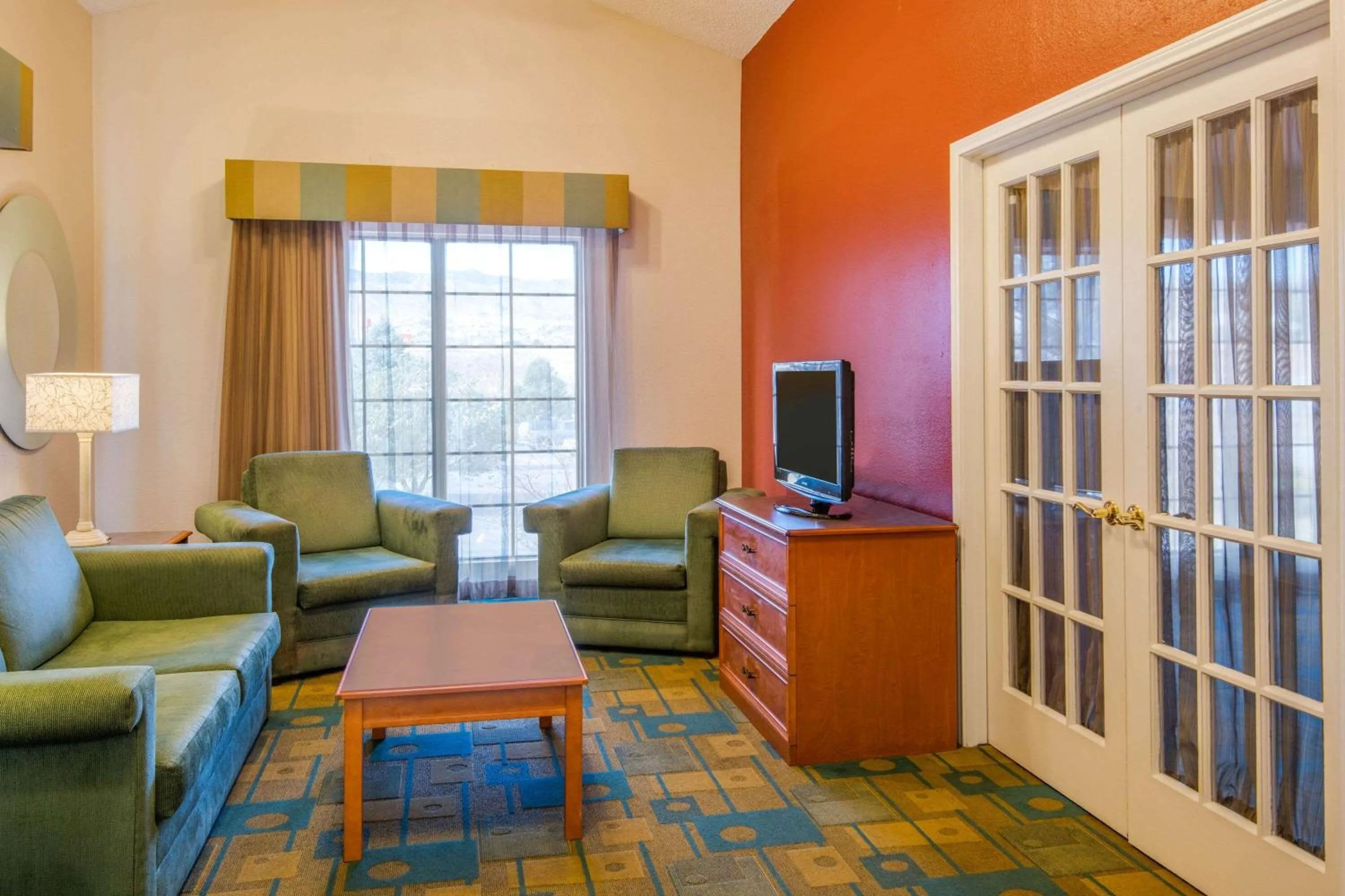 Photo of the whole room in La Quinta Inn by Wyndham Colorado Springs Garden of the Gods