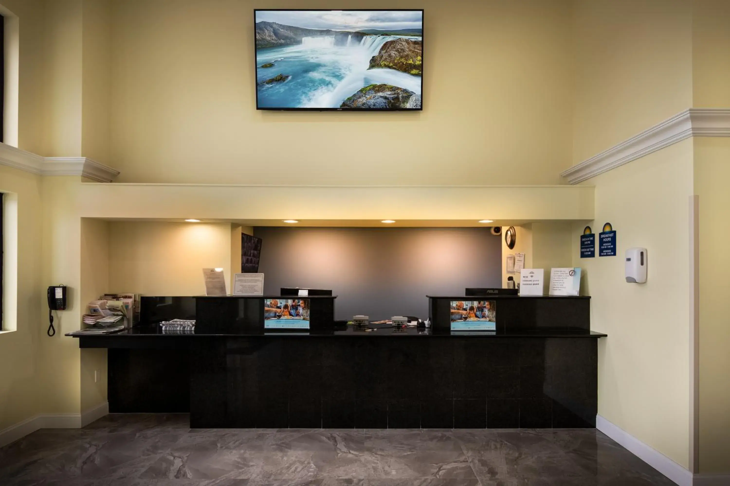 Lobby or reception in Days Inn by Wyndham Wayne Lobby or reception in Days Inn by Wyndham Wayne